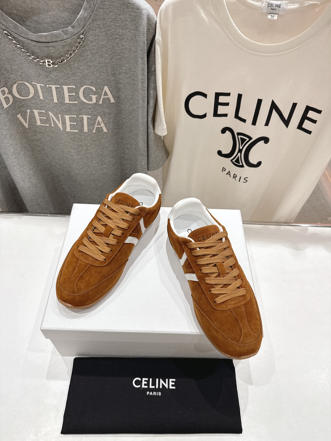 高版本出厂  
 CELINE*思琳赛琳 2025ss新款徽标系带休闲运动鞋 小白鞋
简单舒服，干净利落