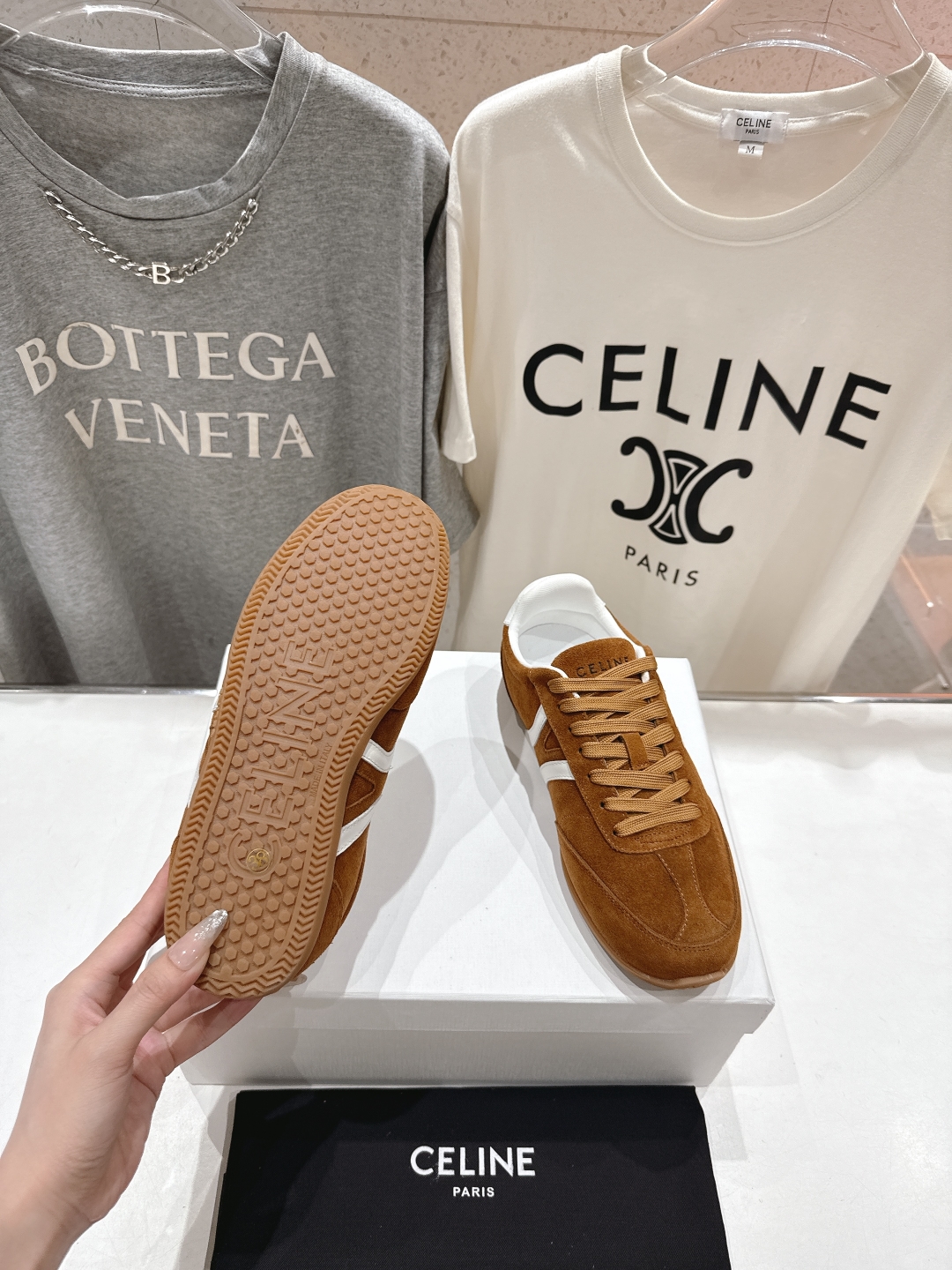 高版本出厂  
 CELINE*思琳赛琳 2025ss新款徽标系带休闲运动鞋 小白鞋
简单舒服，干净利落