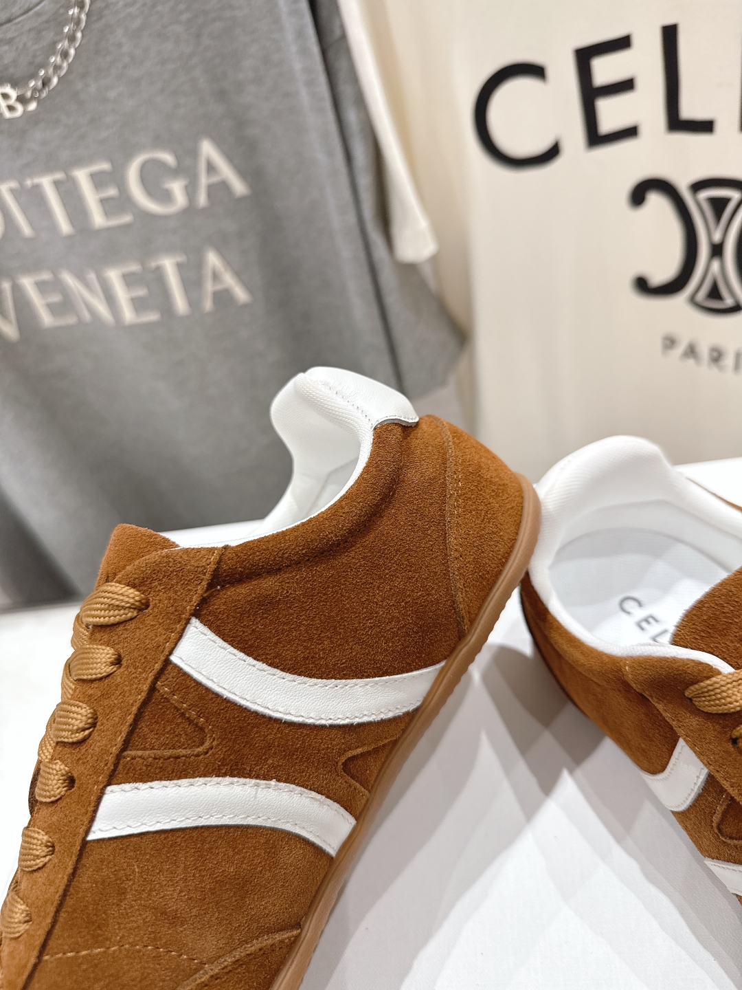 高版本出厂  
 CELINE*思琳赛琳 2025ss新款徽标系带休闲运动鞋 小白鞋
简单舒服，干净利落