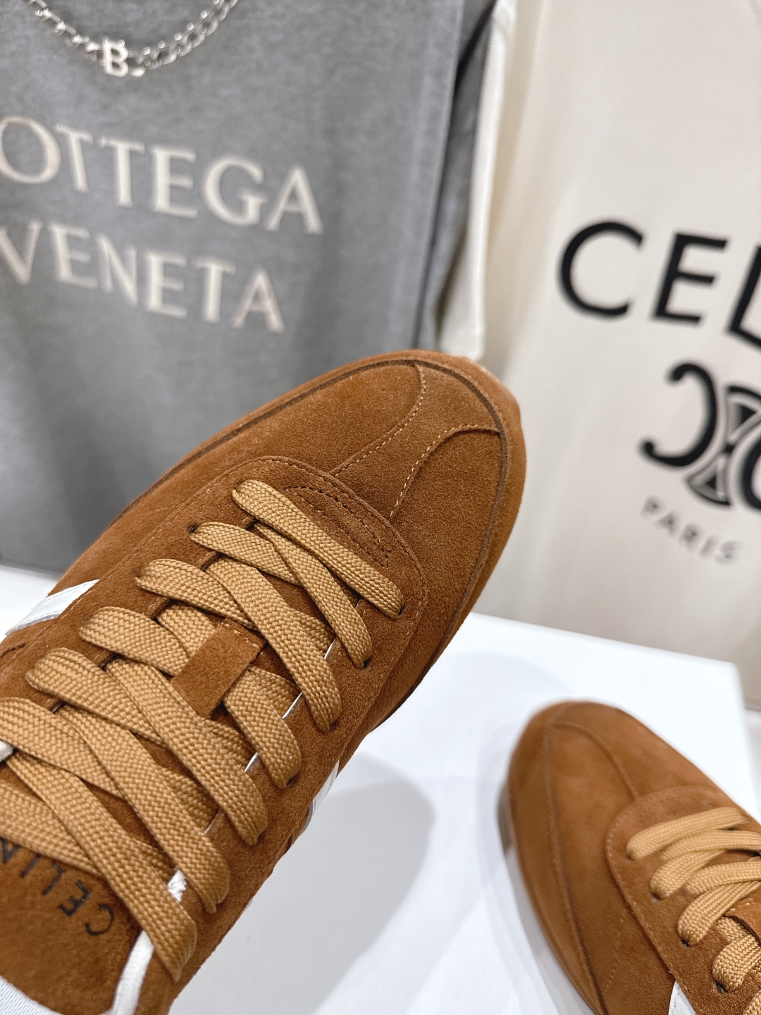 高版本出厂  
 CELINE*思琳赛琳 2025ss新款徽标系带休闲运动鞋 小白鞋
简单舒服，干净利落