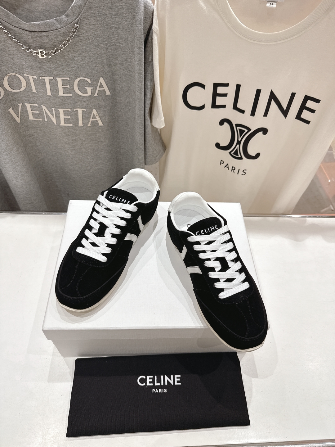 高版本出厂  
 CELINE*思琳赛琳 2025ss新款徽标系带休闲运动鞋 小白鞋
简单舒服，干净利落