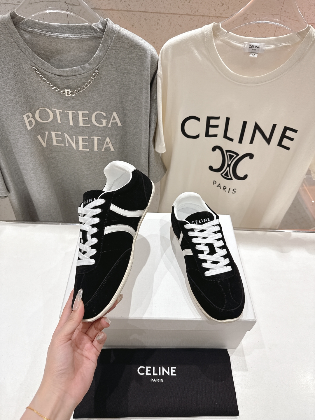 高版本出厂  
 CELINE*思琳赛琳 2025ss新款徽标系带休闲运动鞋 小白鞋
简单舒服，干净利落