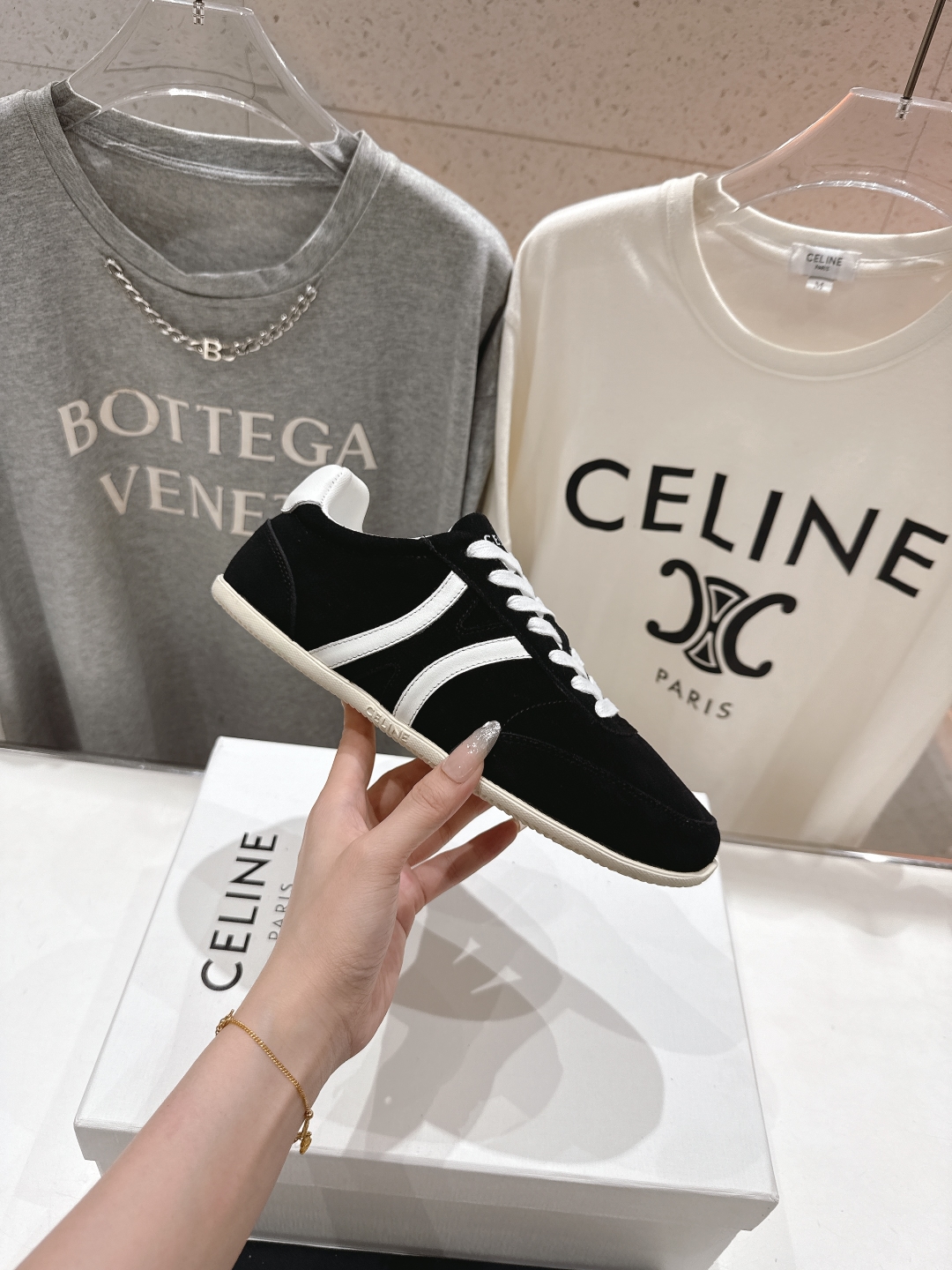 高版本出厂  
 CELINE*思琳赛琳 2025ss新款徽标系带休闲运动鞋 小白鞋
简单舒服，干净利落