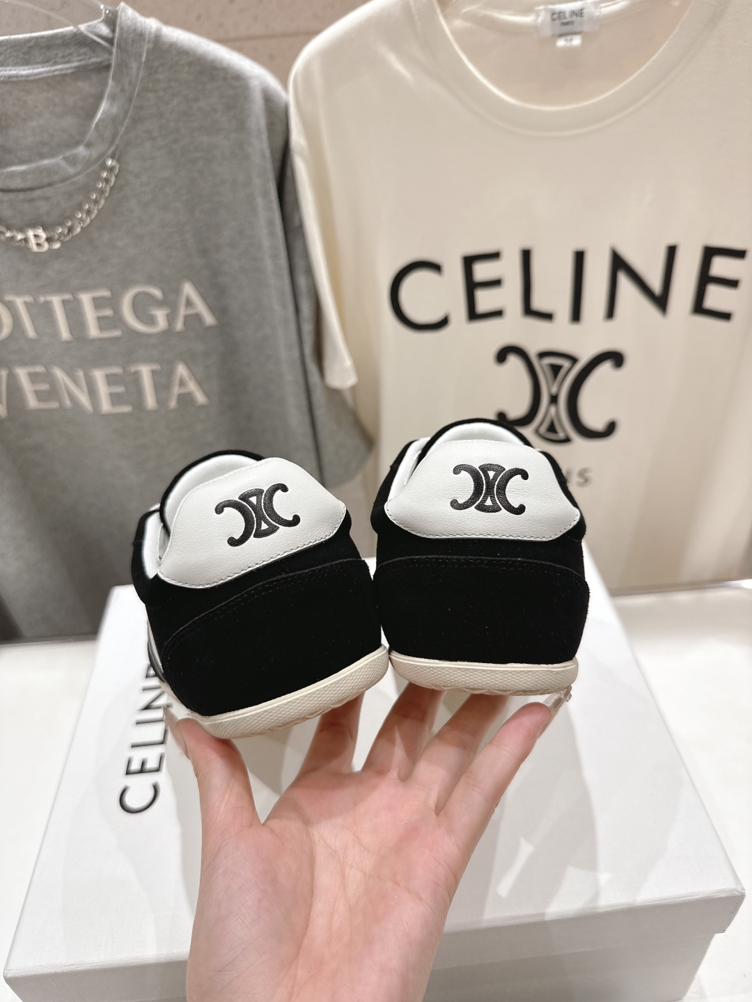 高版本出厂  
 CELINE*思琳赛琳 2025ss新款徽标系带休闲运动鞋 小白鞋
简单舒服，干净利落