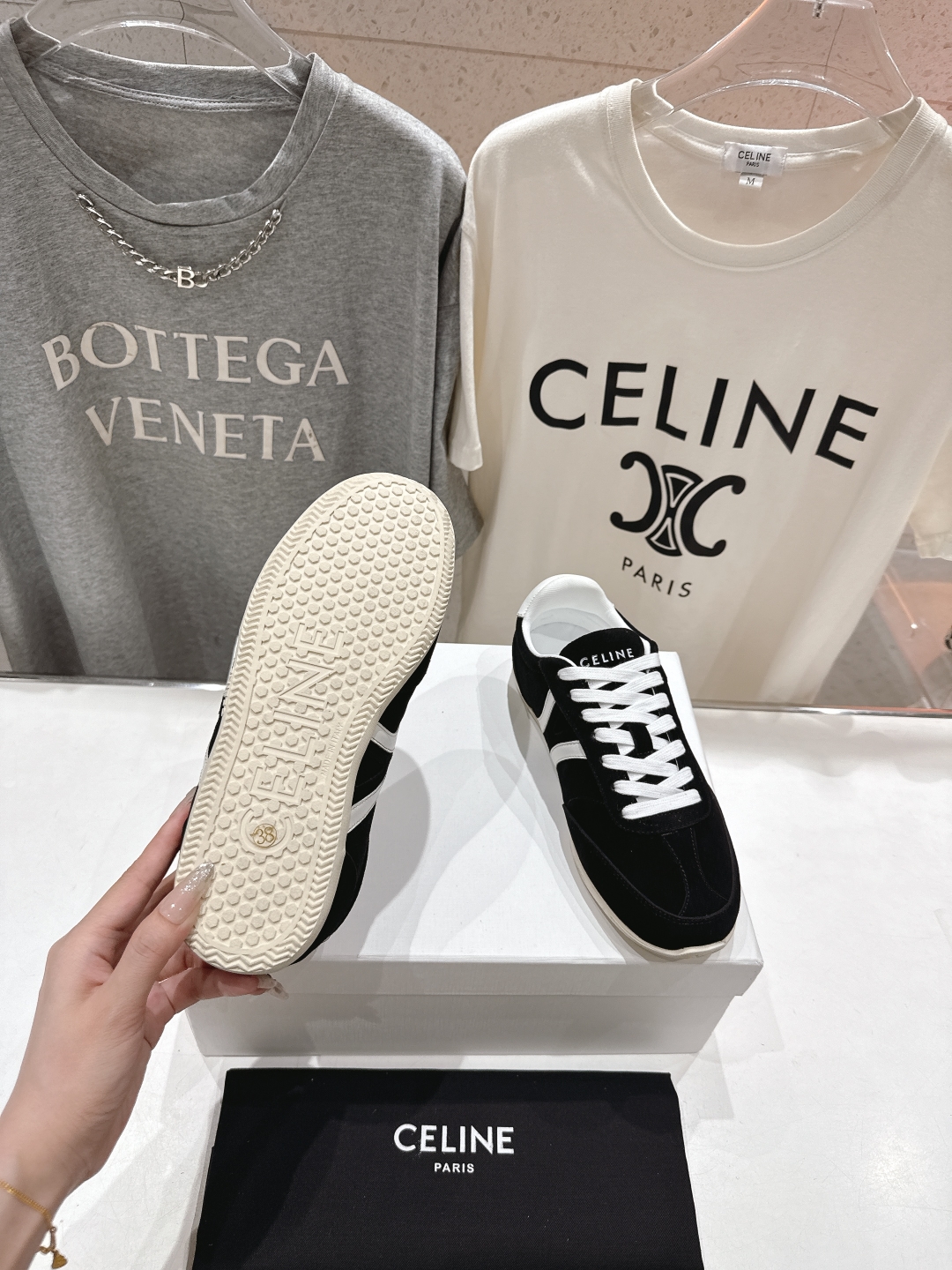 高版本出厂  
 CELINE*思琳赛琳 2025ss新款徽标系带休闲运动鞋 小白鞋
简单舒服，干净利落