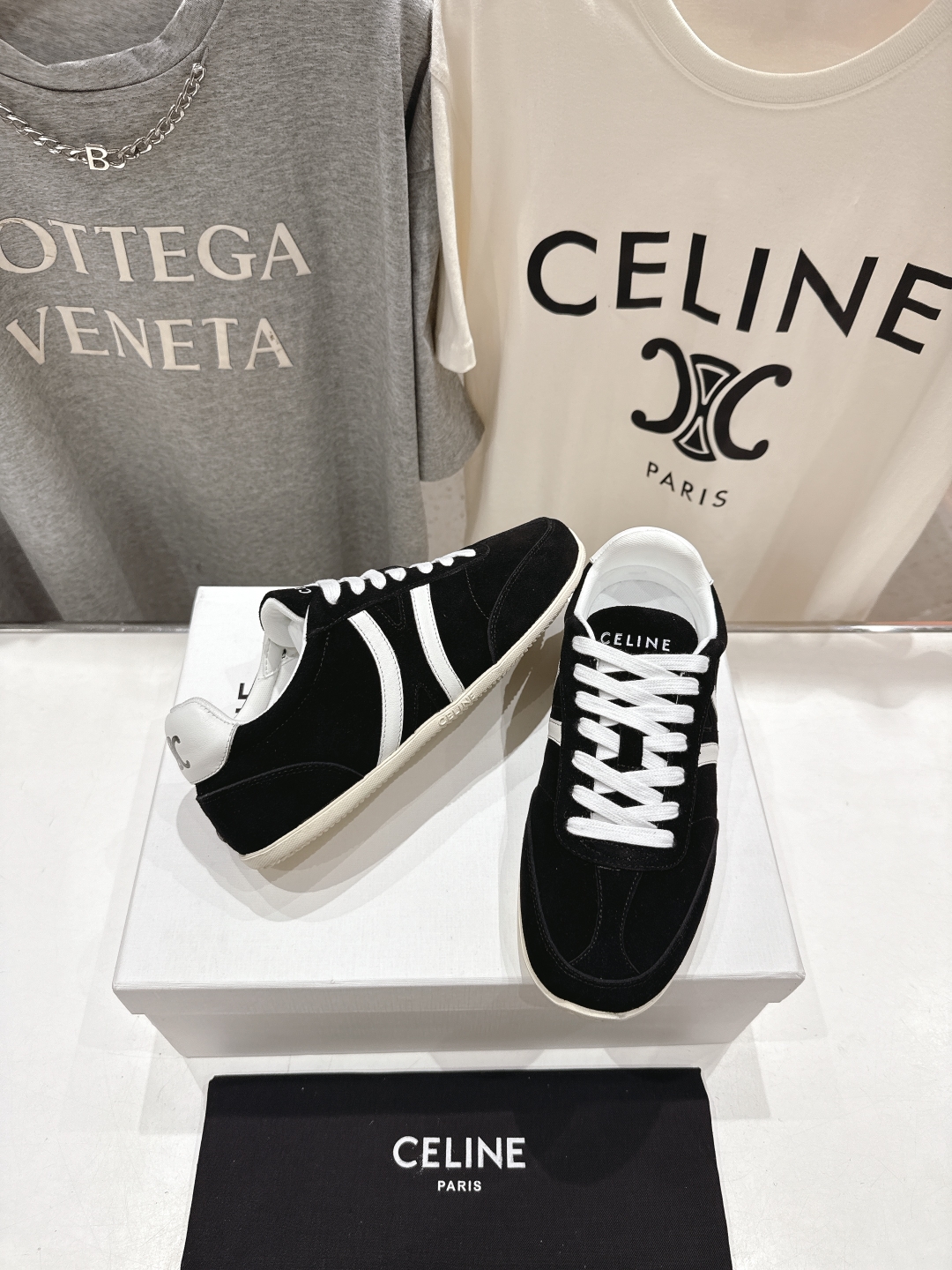 高版本出厂  
 CELINE*思琳赛琳 2025ss新款徽标系带休闲运动鞋 小白鞋
简单舒服，干净利落