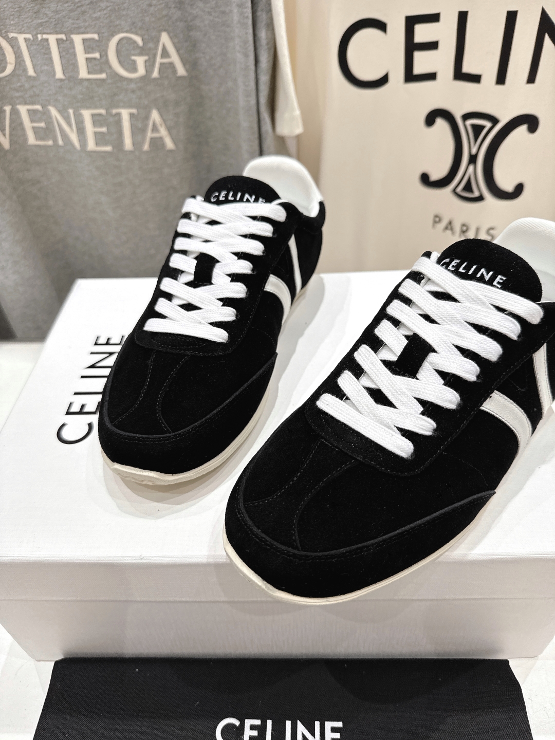 高版本出厂  
 CELINE*思琳赛琳 2025ss新款徽标系带休闲运动鞋 小白鞋
简单舒服，干净利落