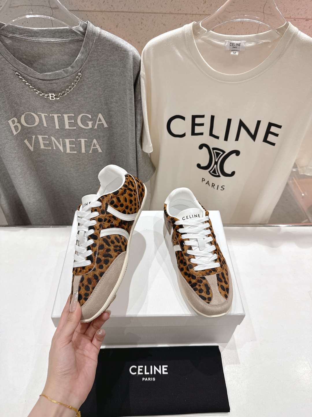 高版本出厂  
 CELINE*思琳赛琳 2025ss新款徽标系带休闲运动鞋 小白鞋
简单舒服，干净利落