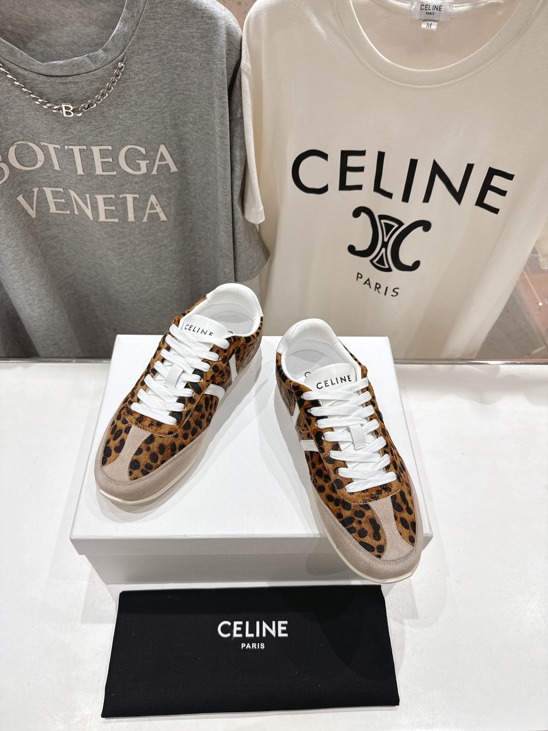 高版本出厂  
 CELINE*思琳赛琳 2025ss新款徽标系带休闲运动鞋 小白鞋
简单舒服，干净利落