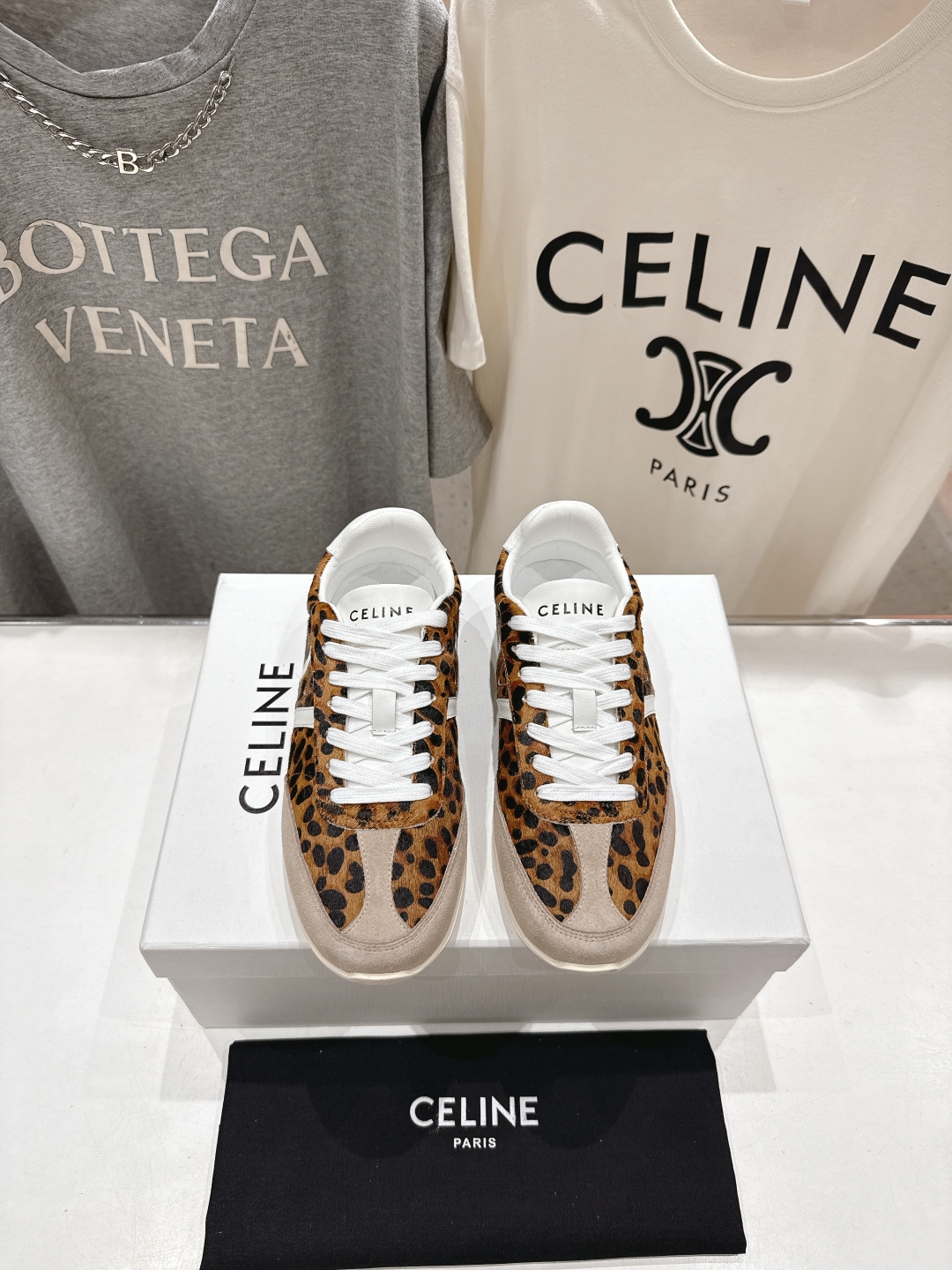高版本出厂  
 CELINE*思琳赛琳 2025ss新款徽标系带休闲运动鞋 小白鞋
简单舒服，干净利落
