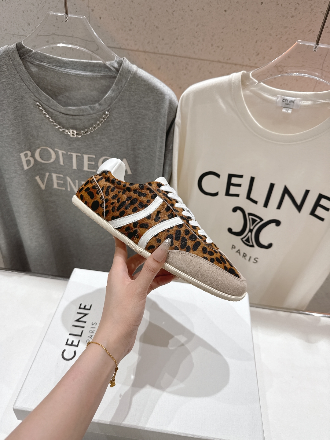 高版本出厂  
 CELINE*思琳赛琳 2025ss新款徽标系带休闲运动鞋 小白鞋
简单舒服，干净利落