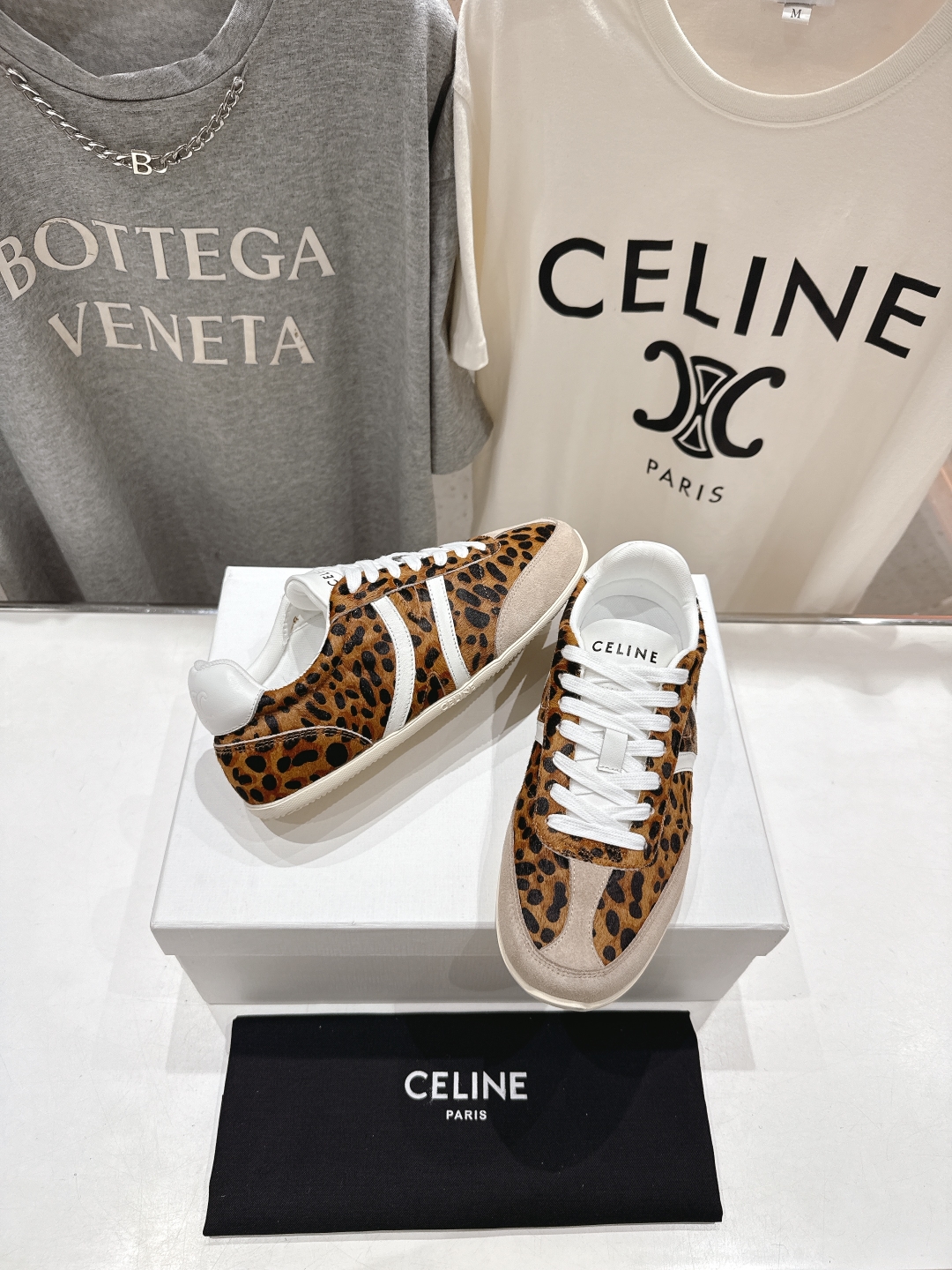 高版本出厂  
 CELINE*思琳赛琳 2025ss新款徽标系带休闲运动鞋 小白鞋
简单舒服，干净利落
