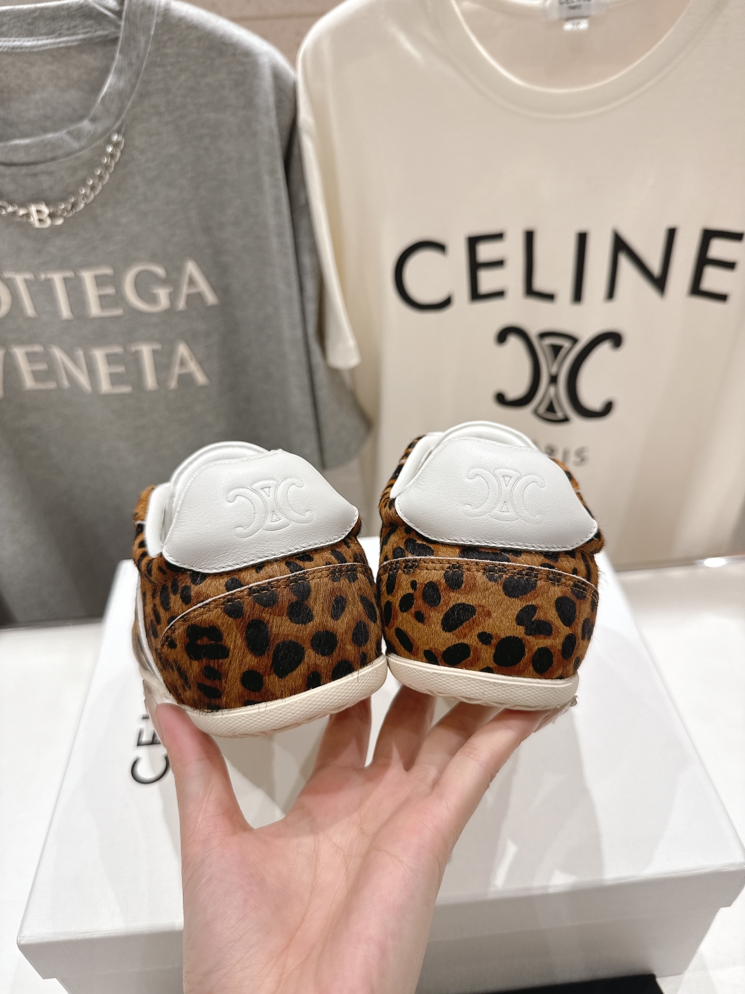高版本出厂  
 CELINE*思琳赛琳 2025ss新款徽标系带休闲运动鞋 小白鞋
简单舒服，干净利落