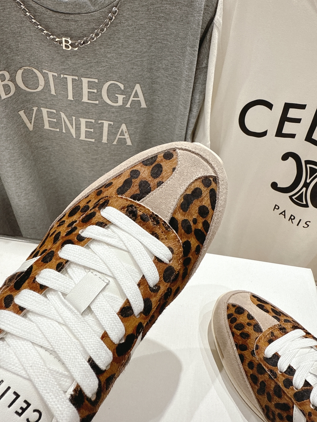 高版本出厂  
 CELINE*思琳赛琳 2025ss新款徽标系带休闲运动鞋 小白鞋
简单舒服，干净利落