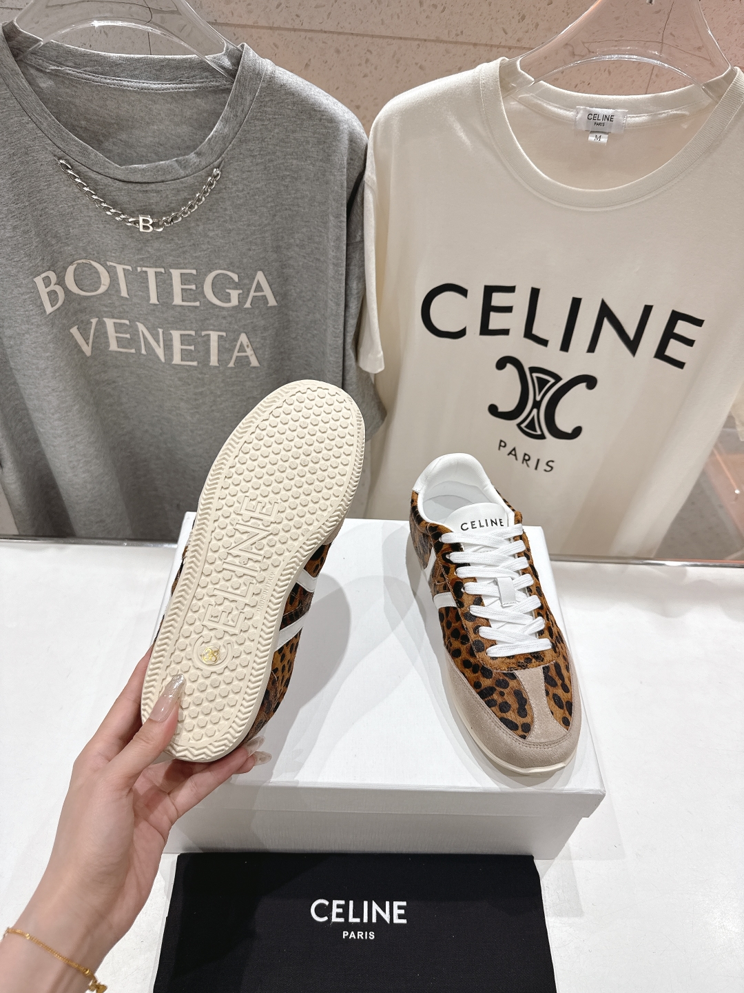 高版本出厂  
 CELINE*思琳赛琳 2025ss新款徽标系带休闲运动鞋 小白鞋
简单舒服，干净利落