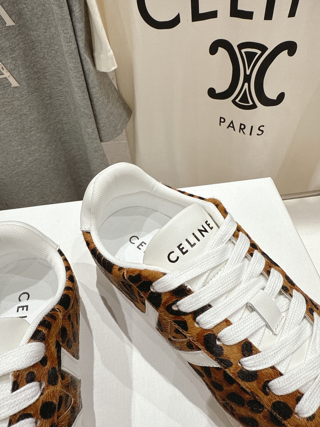 高版本出厂  
 CELINE*思琳赛琳 2025ss新款徽标系带休闲运动鞋 小白鞋
简单舒服，干净利落
