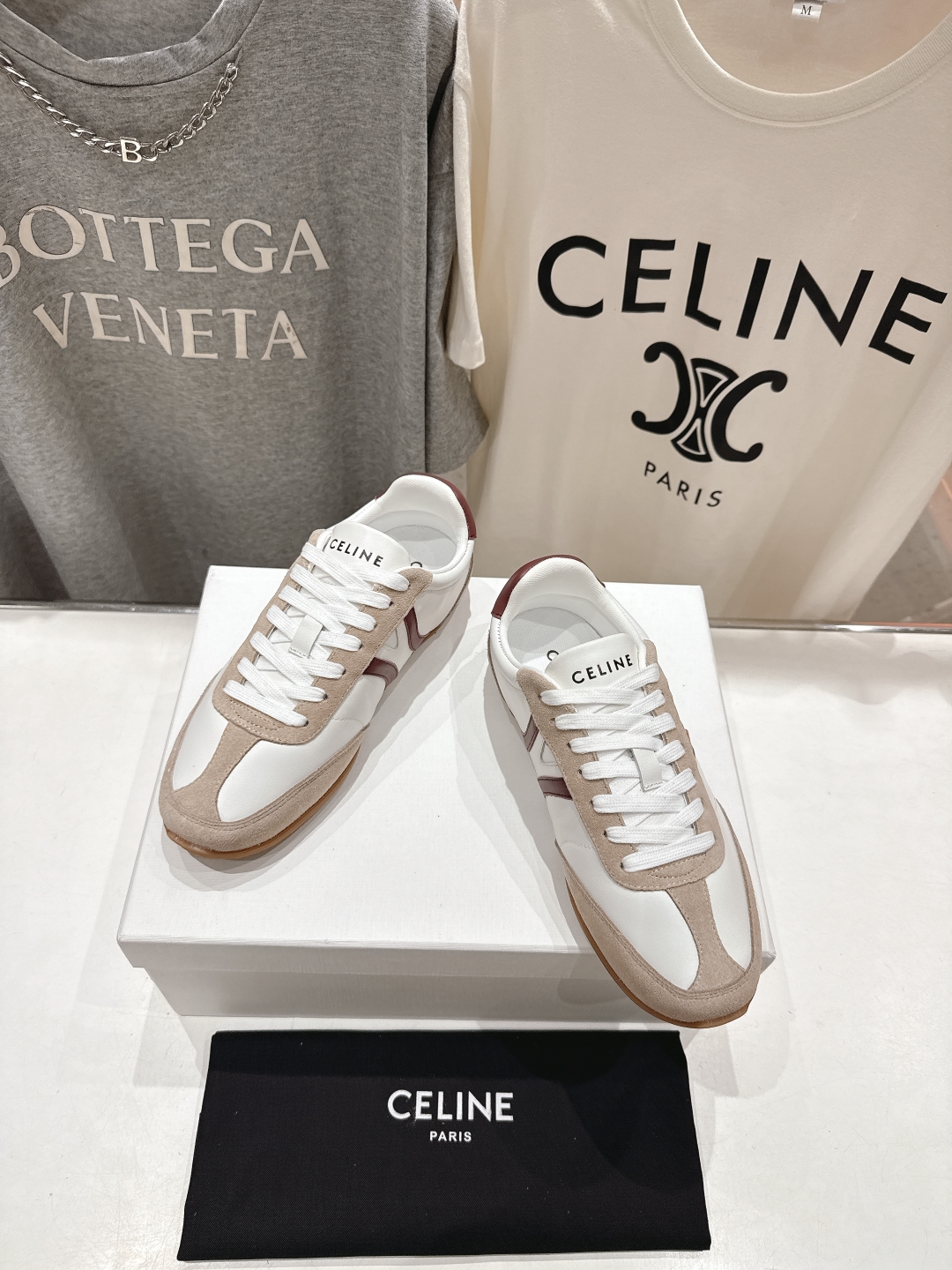 高版本出厂  
 CELINE*思琳赛琳 2025ss新款徽标系带休闲运动鞋 小白鞋
简单舒服，干净利落