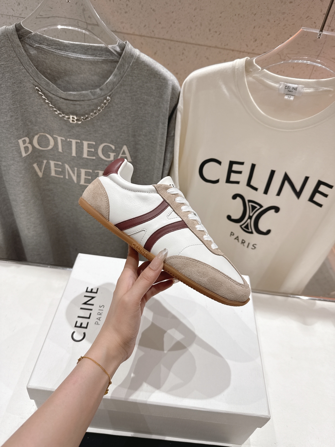 高版本出厂  
 CELINE*思琳赛琳 2025ss新款徽标系带休闲运动鞋 小白鞋
简单舒服，干净利落