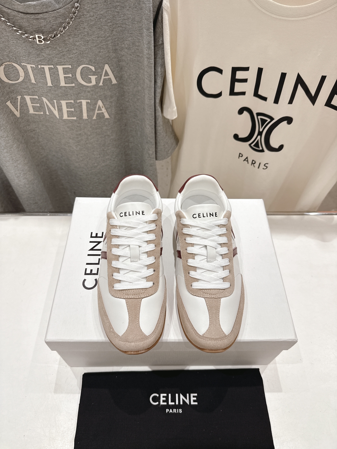 高版本出厂  
 CELINE*思琳赛琳 2025ss新款徽标系带休闲运动鞋 小白鞋
简单舒服，干净利落