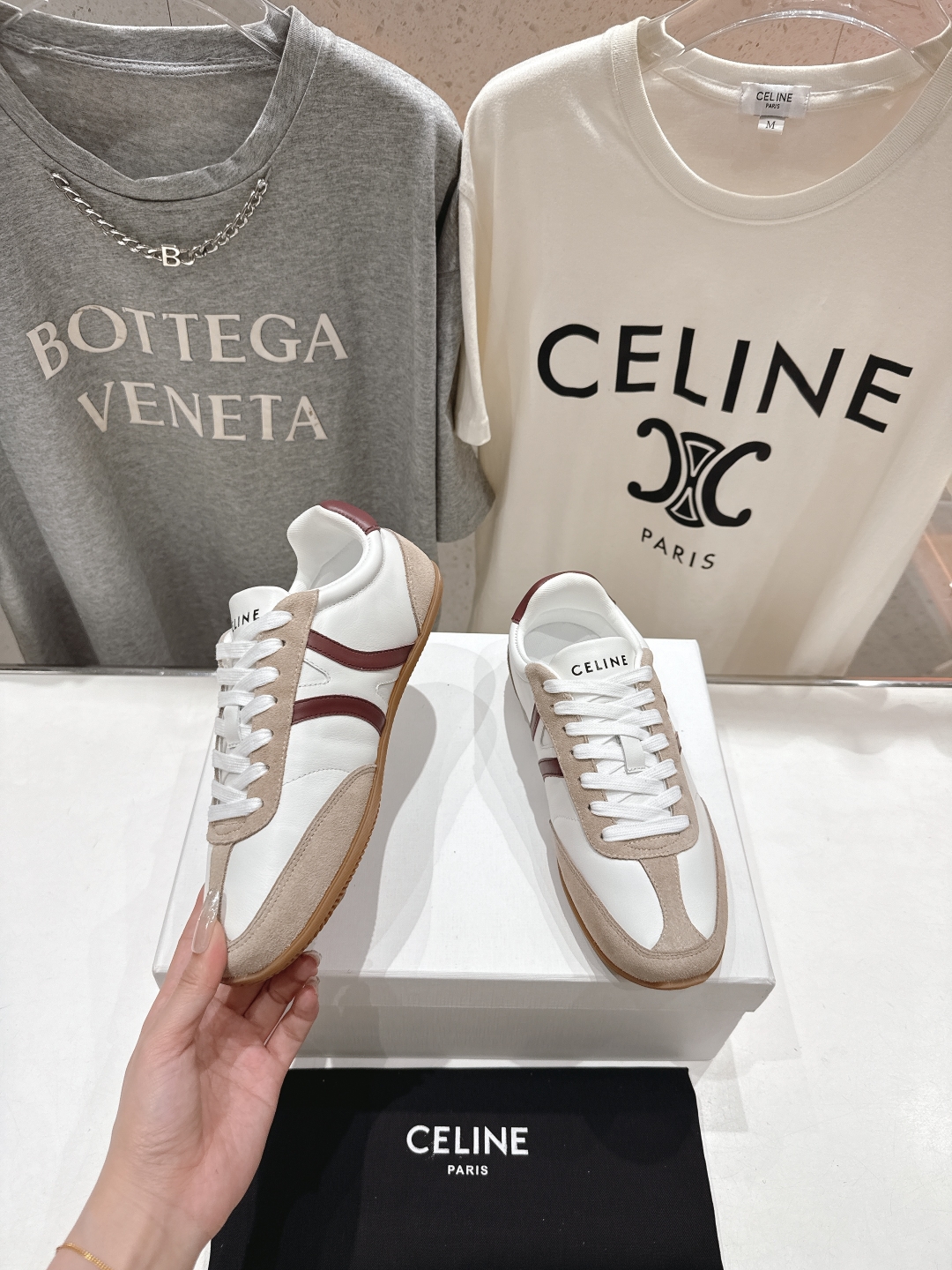 高版本出厂  
 CELINE*思琳赛琳 2025ss新款徽标系带休闲运动鞋 小白鞋
简单舒服，干净利落