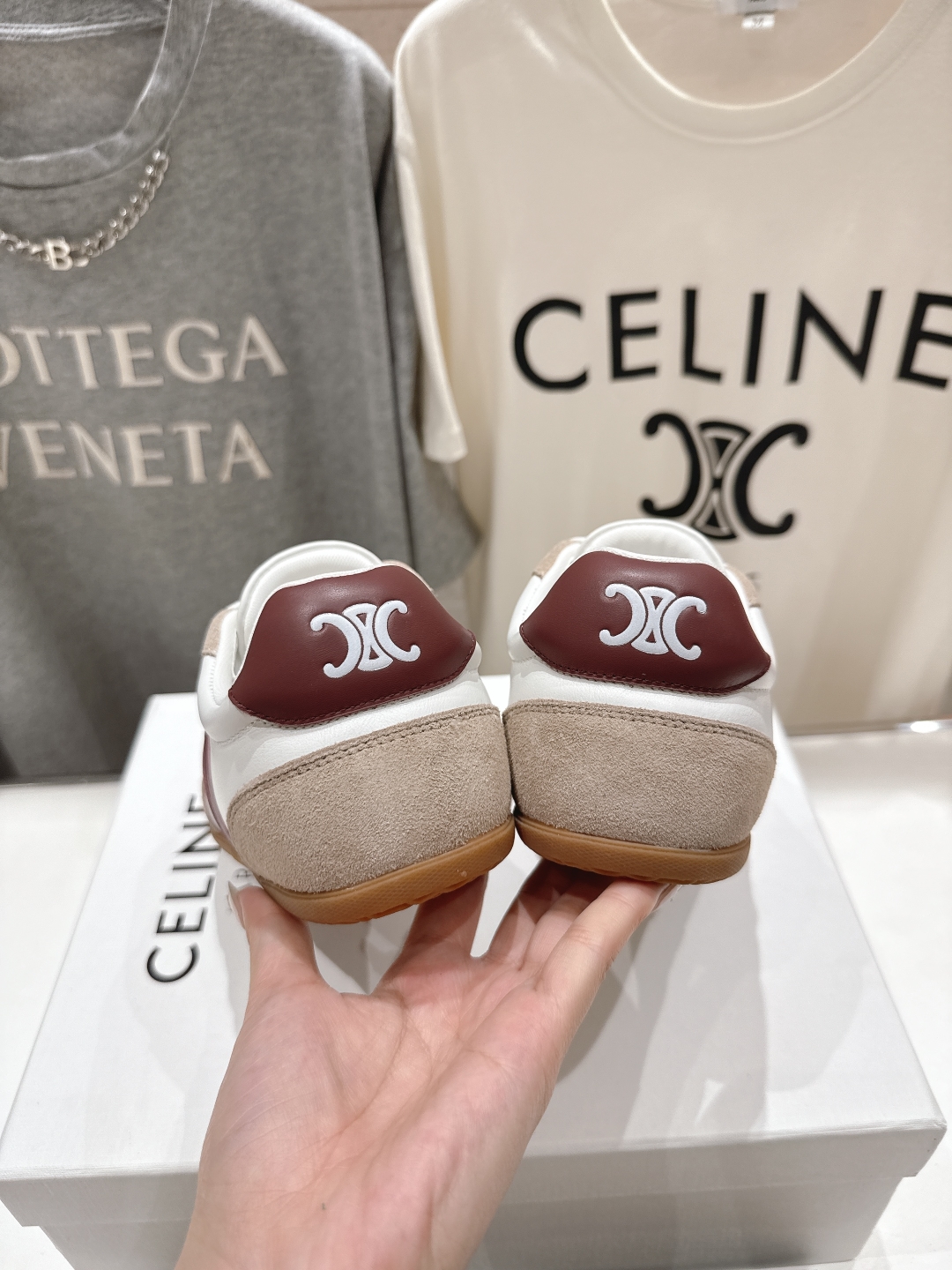 高版本出厂  
 CELINE*思琳赛琳 2025ss新款徽标系带休闲运动鞋 小白鞋
简单舒服，干净利落