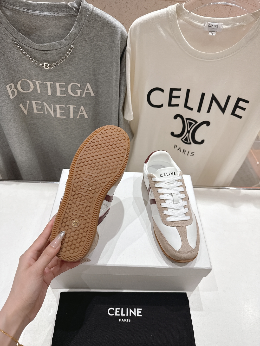 高版本出厂  
 CELINE*思琳赛琳 2025ss新款徽标系带休闲运动鞋 小白鞋
简单舒服，干净利落