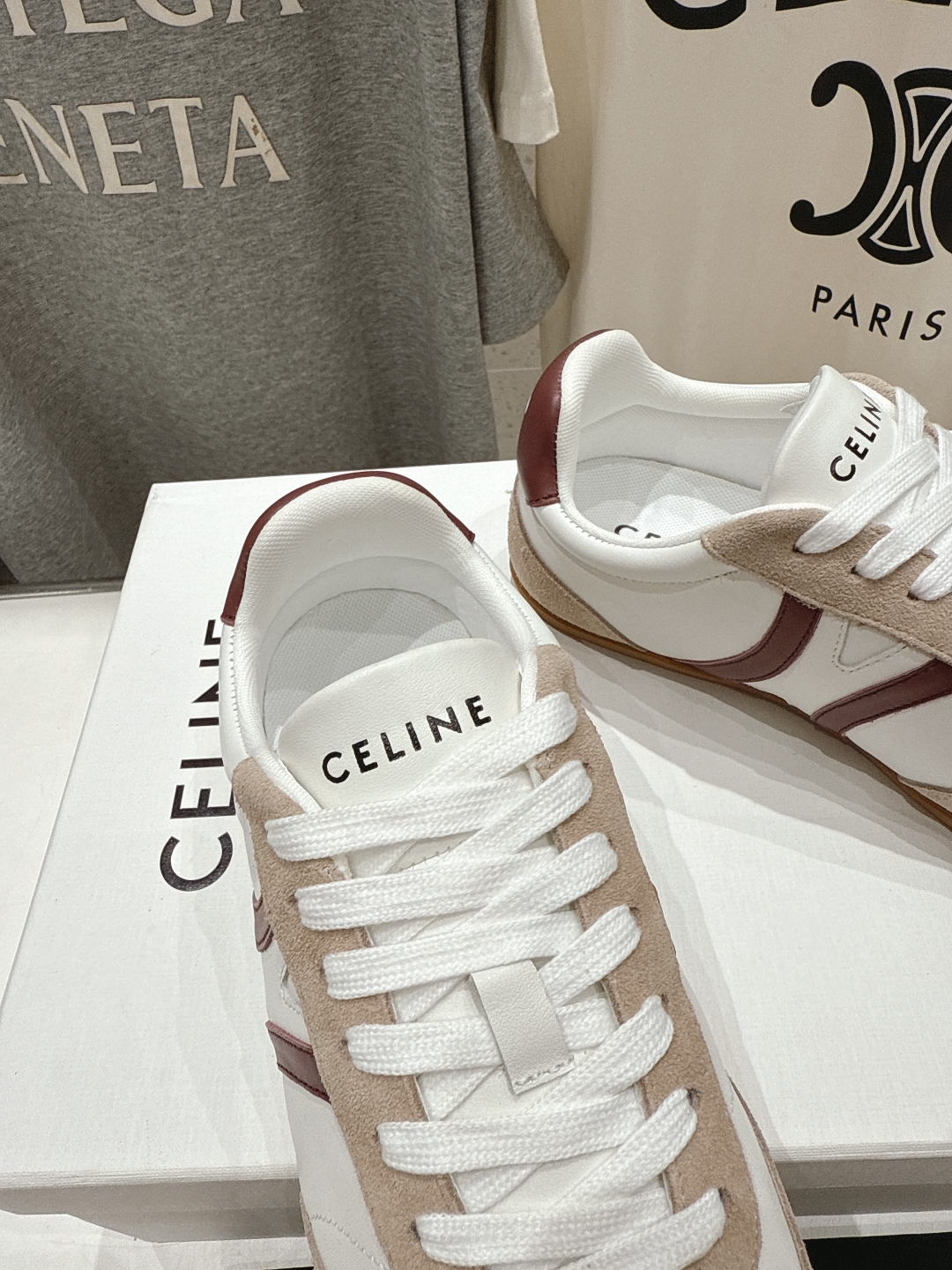 高版本出厂  
 CELINE*思琳赛琳 2025ss新款徽标系带休闲运动鞋 小白鞋
简单舒服，干净利落
