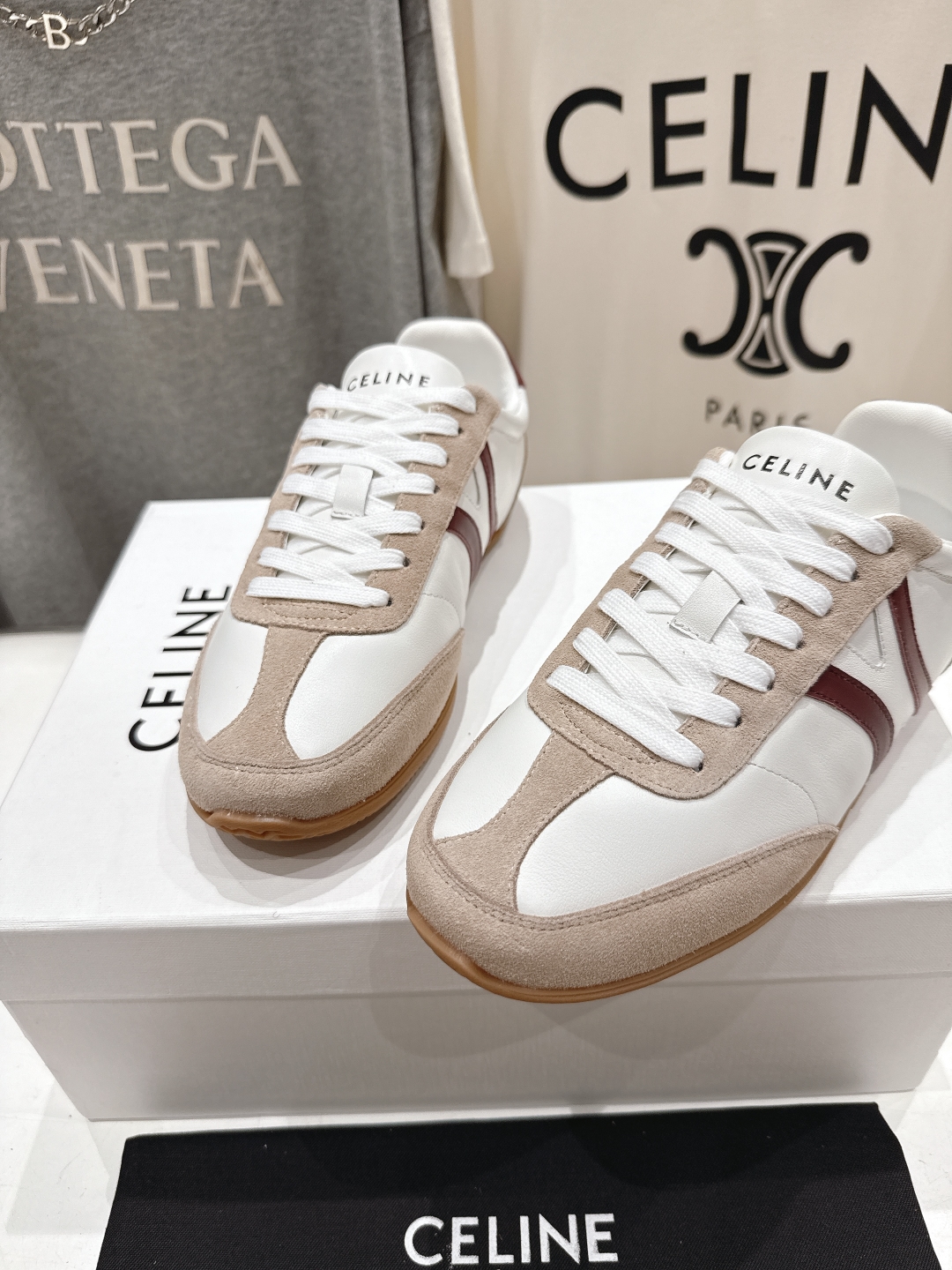 高版本出厂  
 CELINE*思琳赛琳 2025ss新款徽标系带休闲运动鞋 小白鞋
简单舒服，干净利落