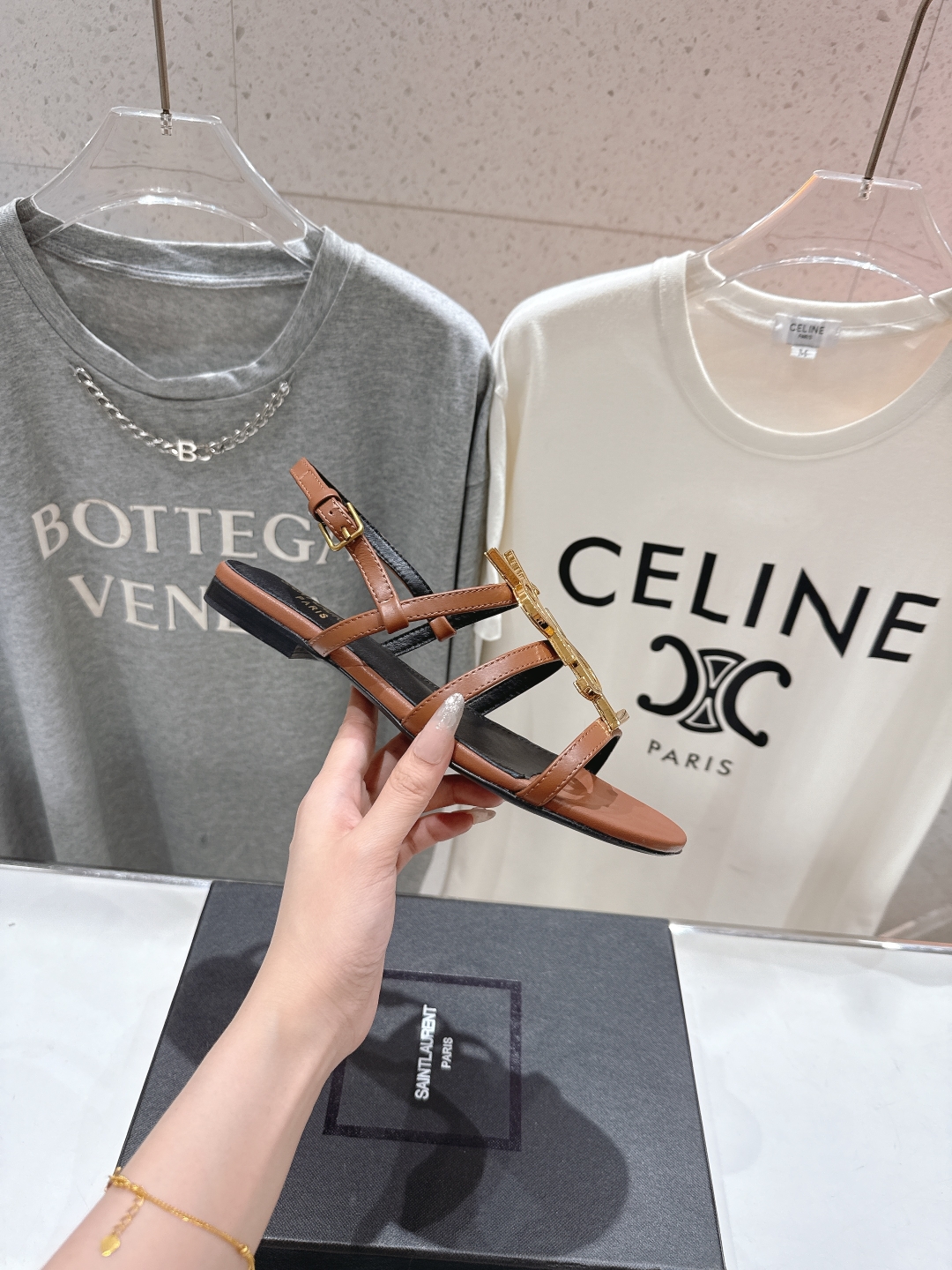 高版本出厂
 SAINT LAURENT*～圣罗兰ysl 25ss夏季全新走秀款平底凉鞋·全新鞋型

唯