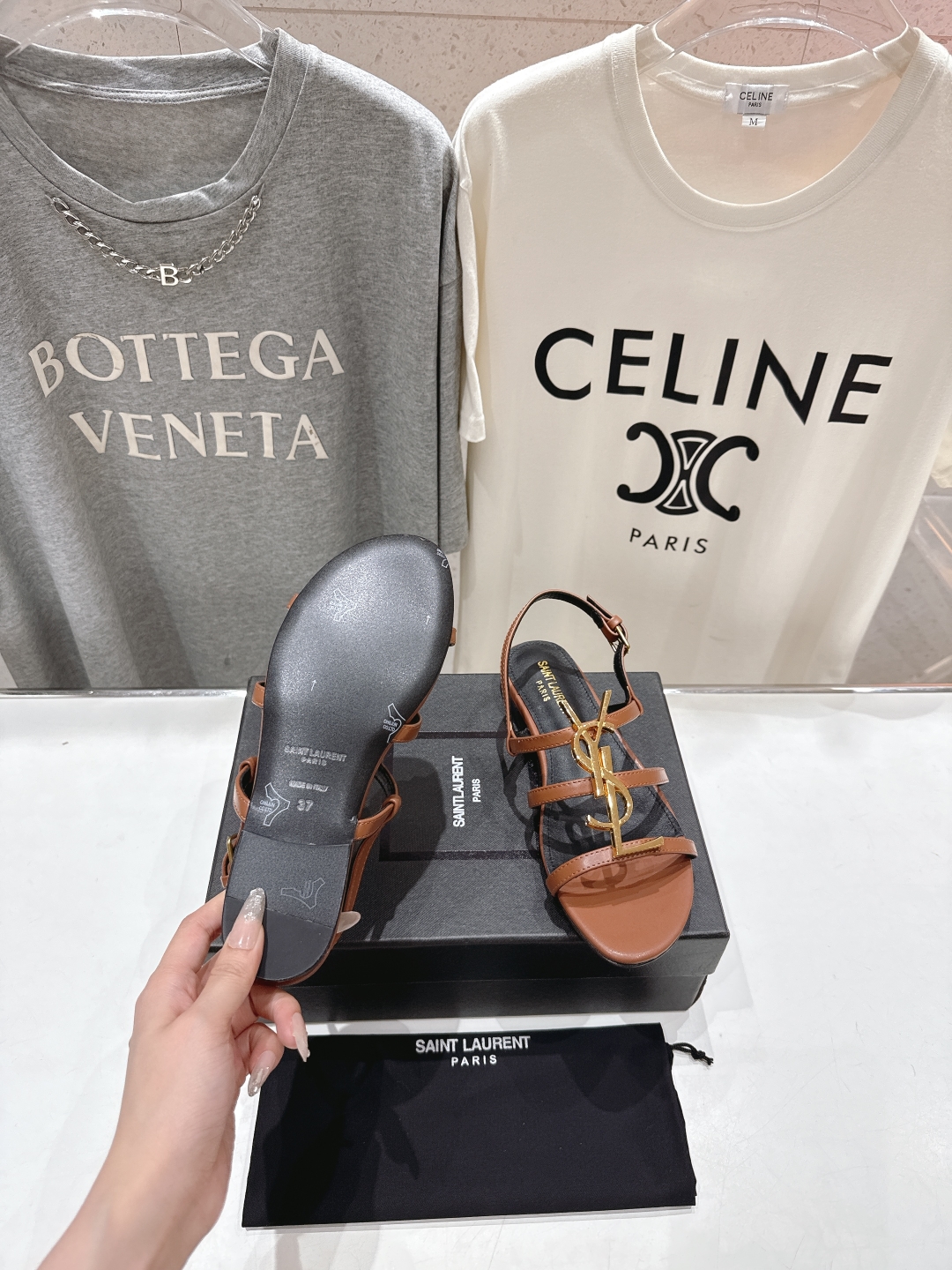 高版本出厂
 SAINT LAURENT*～圣罗兰ysl 25ss夏季全新走秀款平底凉鞋·全新鞋型

唯