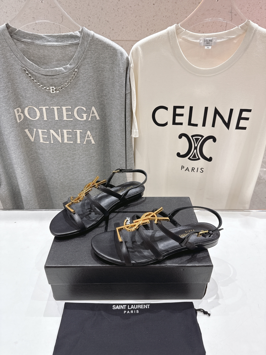 高版本出厂
 SAINT LAURENT*～圣罗兰ysl 25ss夏季全新走秀款平底凉鞋·全新鞋型

唯