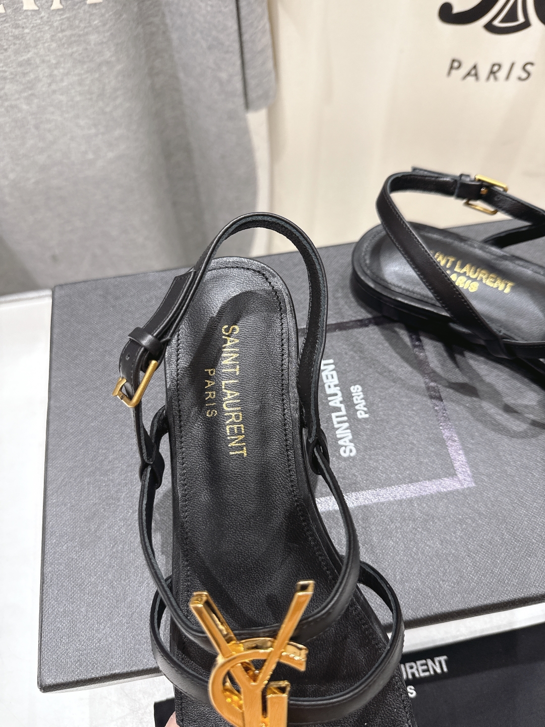 高版本出厂
 SAINT LAURENT*～圣罗兰ysl 25ss夏季全新走秀款平底凉鞋·全新鞋型

唯