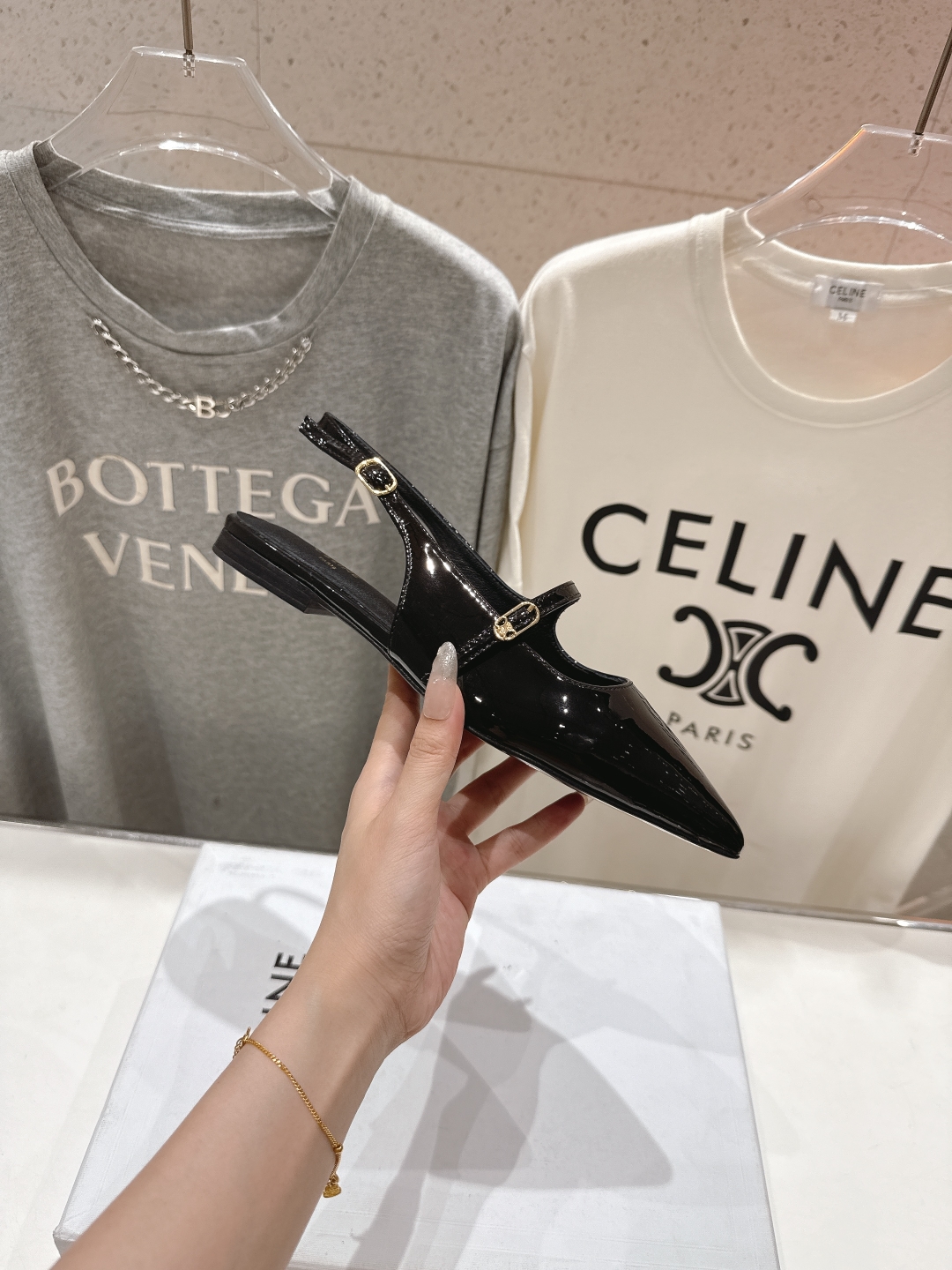 高版本出厂
 「CELINE」赛琳25ss·早春最美⚜️尖头平底鞋玛丽珍小凉鞋～
思琳标志性的五金扣高级