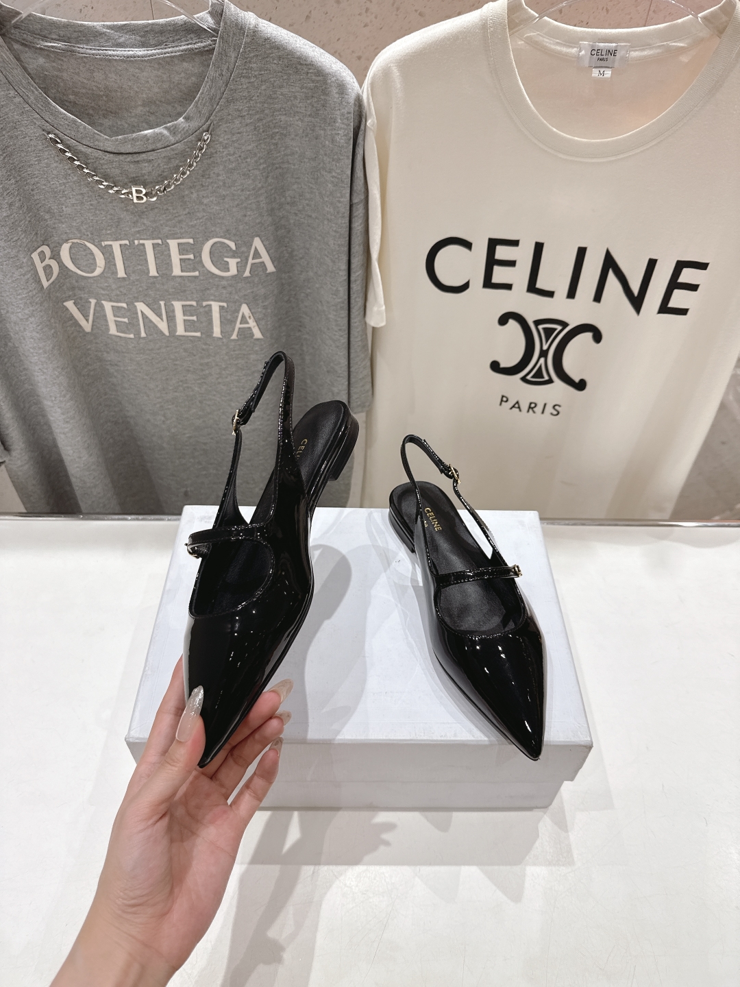 高版本出厂
 「CELINE」赛琳25ss·早春最美⚜️尖头平底鞋玛丽珍小凉鞋～
思琳标志性的五金扣高级