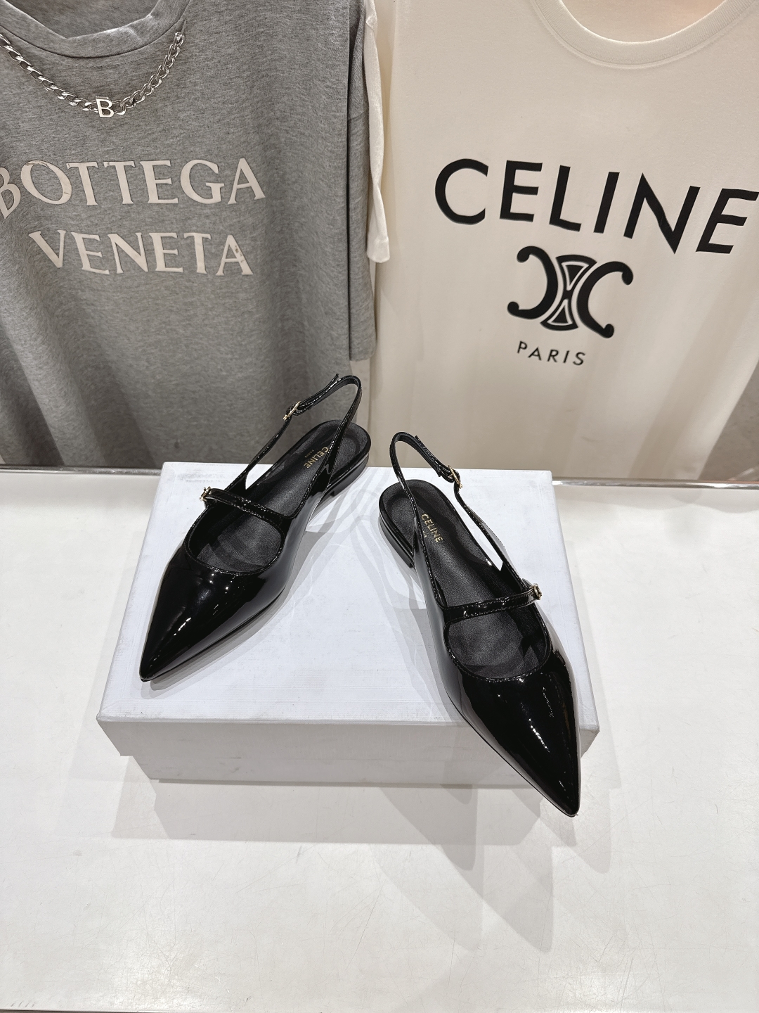 高版本出厂
 「CELINE」赛琳25ss·早春最美⚜️尖头平底鞋玛丽珍小凉鞋～
思琳标志性的五金扣高级