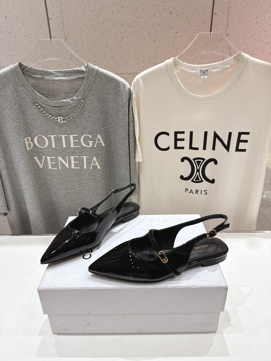 高版本出厂
 「CELINE」赛琳25ss·早春最美⚜️尖头平底鞋玛丽珍小凉鞋～
思琳标志性的五金扣高级