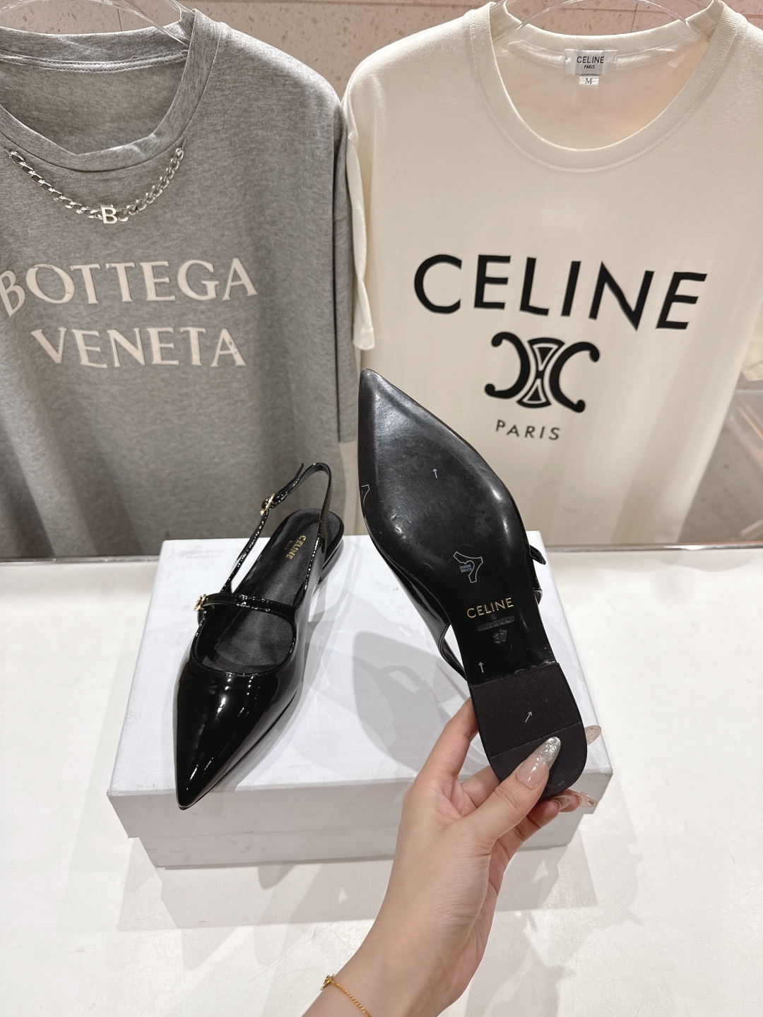 高版本出厂
 「CELINE」赛琳25ss·早春最美⚜️尖头平底鞋玛丽珍小凉鞋～
思琳标志性的五金扣高级