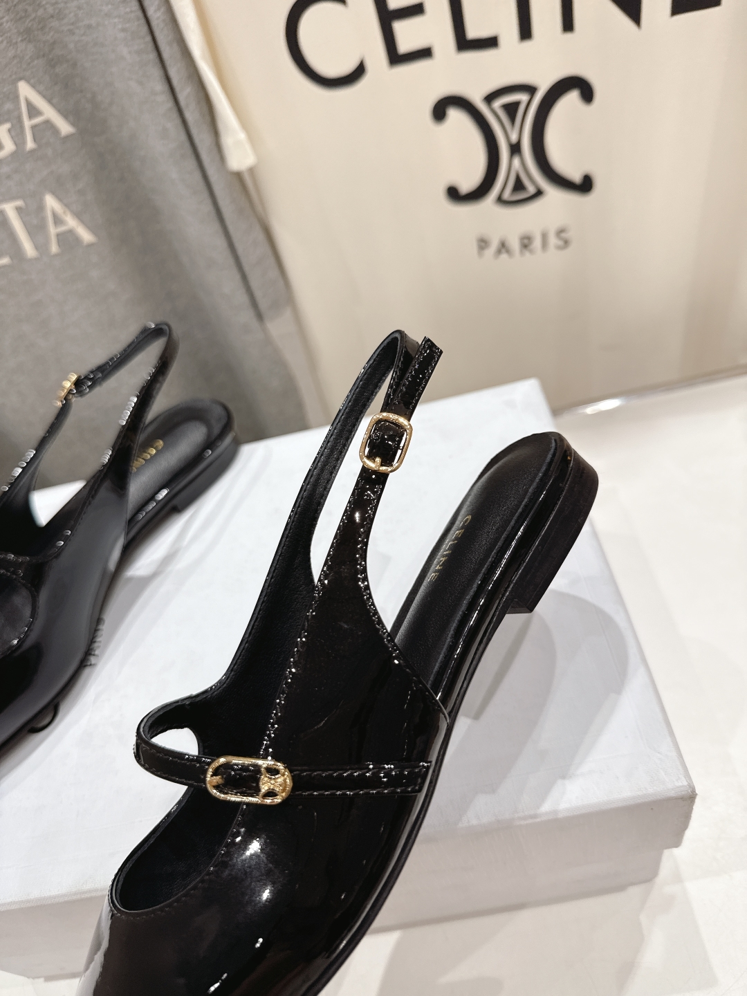 高版本出厂
 「CELINE」赛琳25ss·早春最美⚜️尖头平底鞋玛丽珍小凉鞋～
思琳标志性的五金扣高级