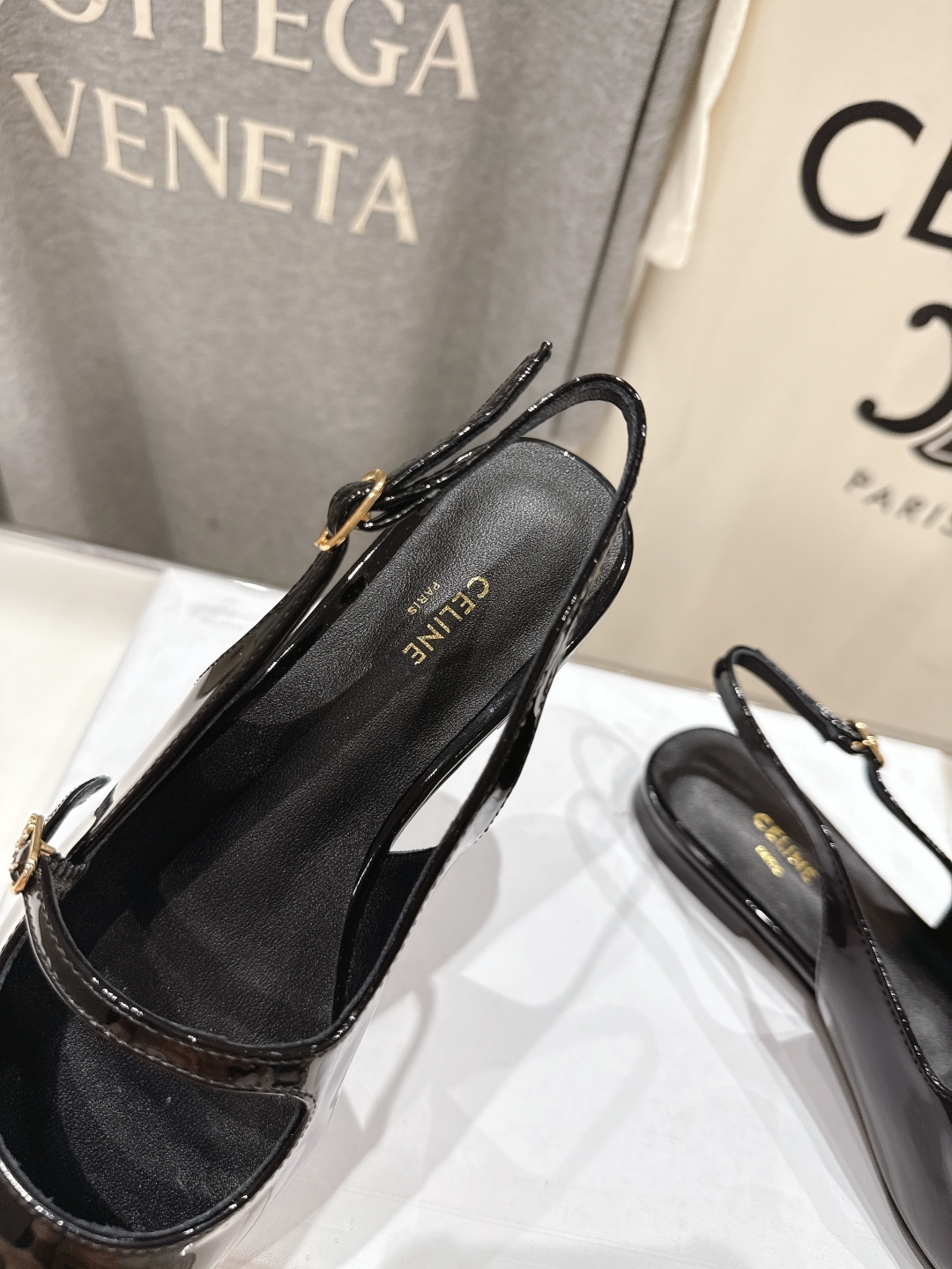 高版本出厂
 「CELINE」赛琳25ss·早春最美⚜️尖头平底鞋玛丽珍小凉鞋～
思琳标志性的五金扣高级