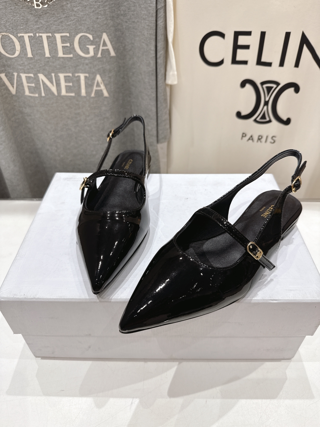 高版本出厂
 「CELINE」赛琳25ss·早春最美⚜️尖头平底鞋玛丽珍小凉鞋～
思琳标志性的五金扣高级