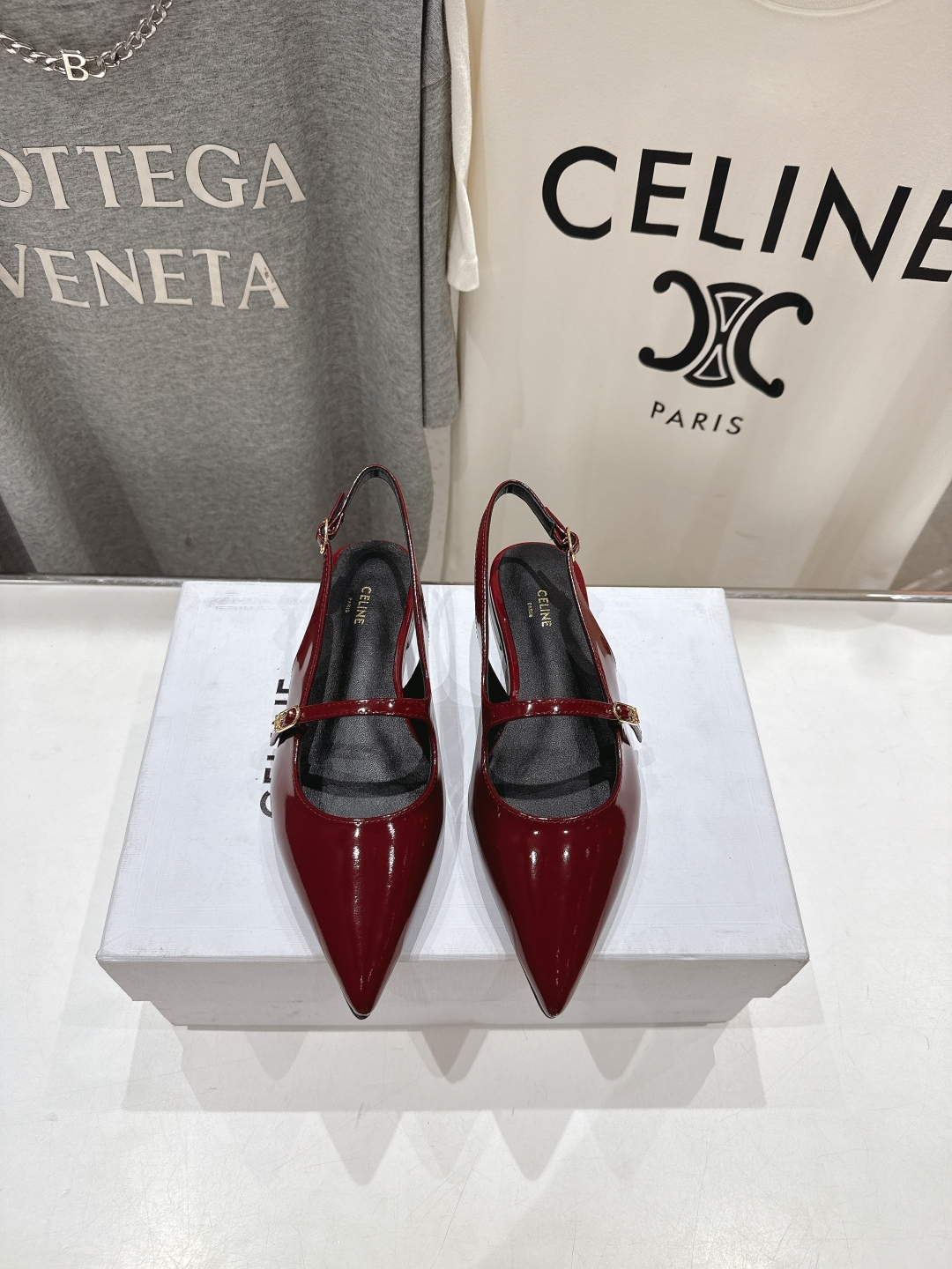 高版本出厂
 「CELINE」赛琳25ss·早春最美⚜️尖头平底鞋玛丽珍小凉鞋～
思琳标志性的五金扣高级