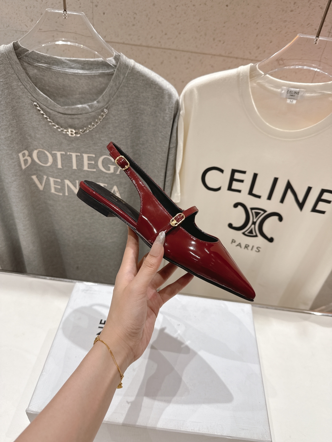 高版本出厂
 「CELINE」赛琳25ss·早春最美⚜️尖头平底鞋玛丽珍小凉鞋～
思琳标志性的五金扣高级