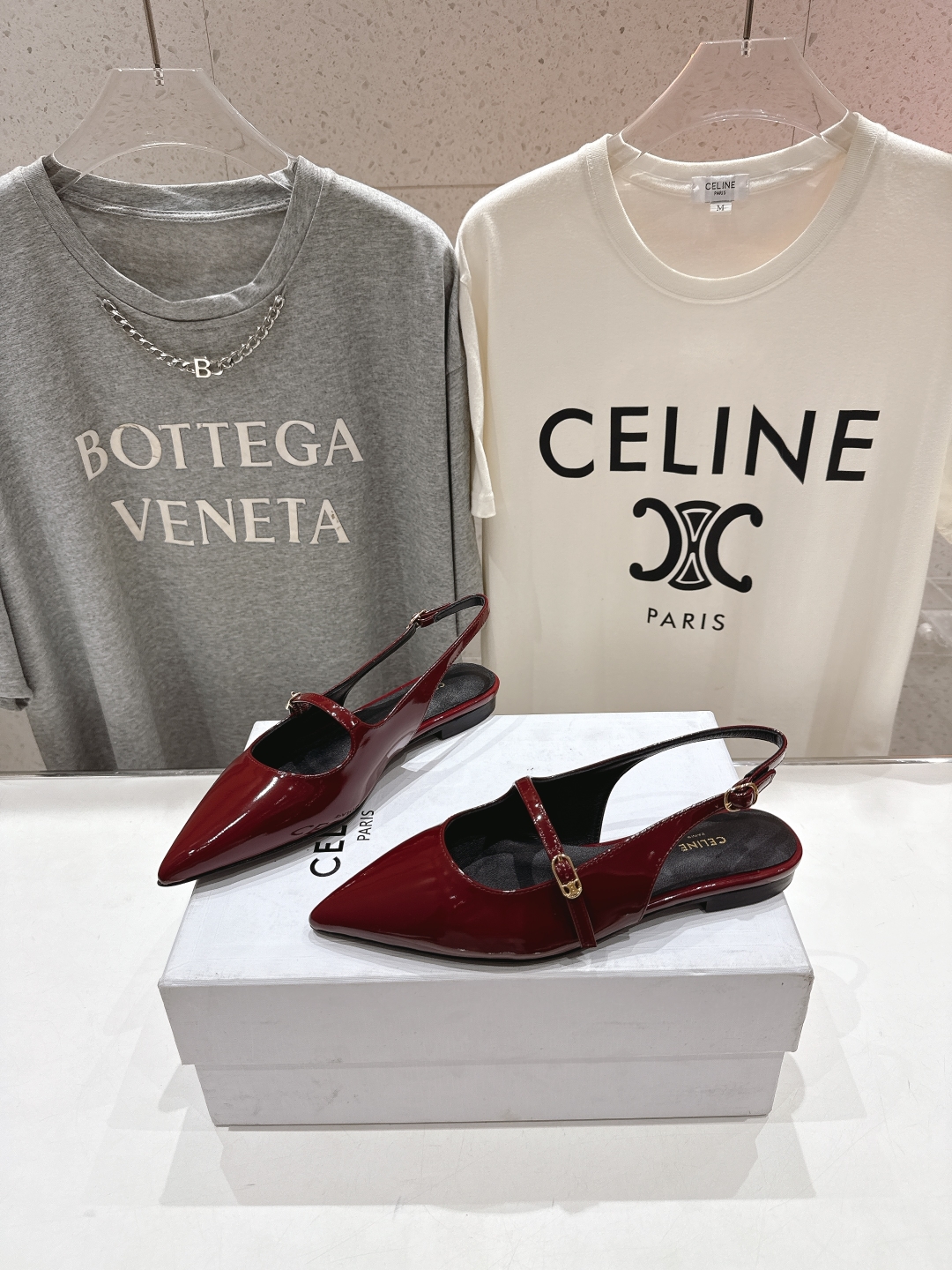 高版本出厂
 「CELINE」赛琳25ss·早春最美⚜️尖头平底鞋玛丽珍小凉鞋～
思琳标志性的五金扣高级