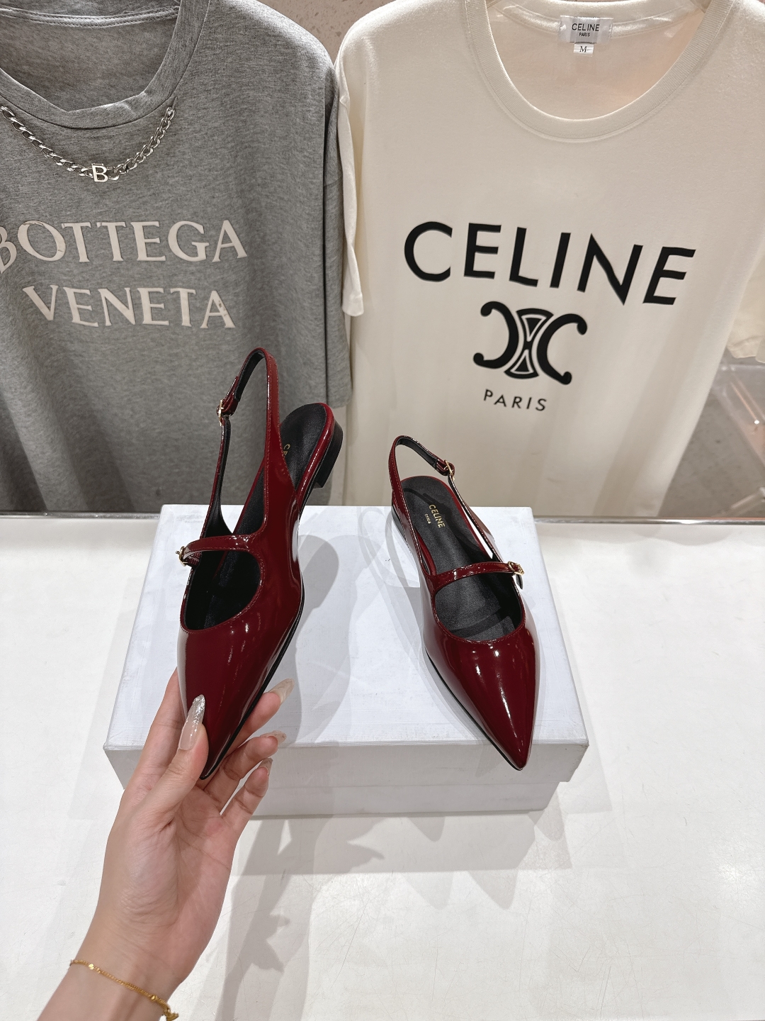 高版本出厂
 「CELINE」赛琳25ss·早春最美⚜️尖头平底鞋玛丽珍小凉鞋～
思琳标志性的五金扣高级