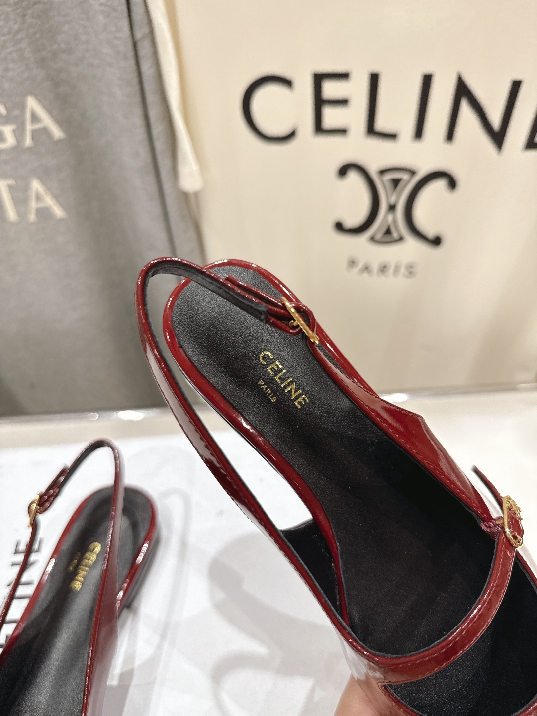 高版本出厂
 「CELINE」赛琳25ss·早春最美⚜️尖头平底鞋玛丽珍小凉鞋～
思琳标志性的五金扣高级