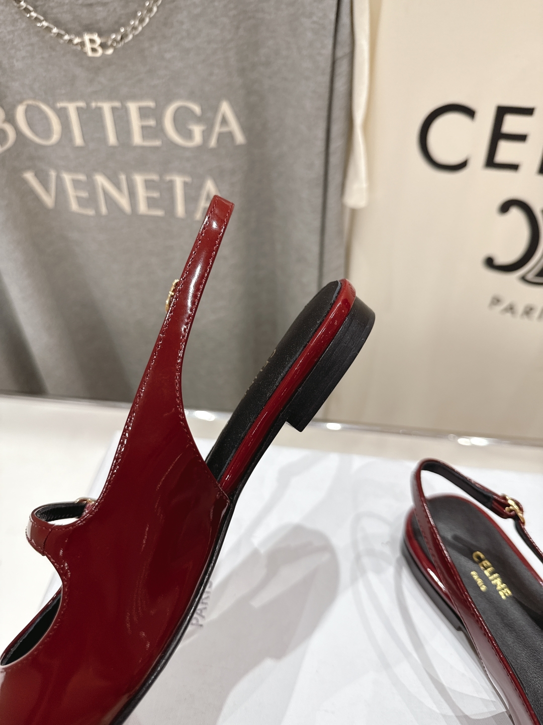 高版本出厂
 「CELINE」赛琳25ss·早春最美⚜️尖头平底鞋玛丽珍小凉鞋～
思琳标志性的五金扣高级