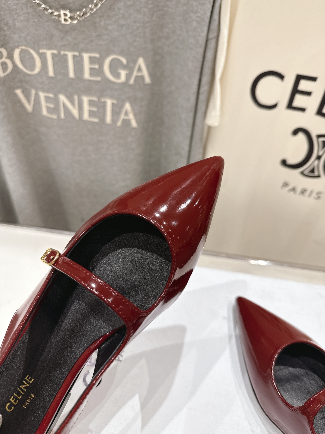 高版本出厂
 「CELINE」赛琳25ss·早春最美⚜️尖头平底鞋玛丽珍小凉鞋～
思琳标志性的五金扣高级