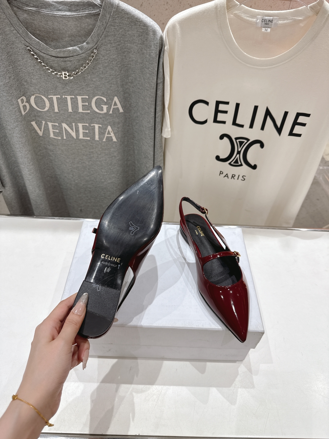 高版本出厂
 「CELINE」赛琳25ss·早春最美⚜️尖头平底鞋玛丽珍小凉鞋～
思琳标志性的五金扣高级