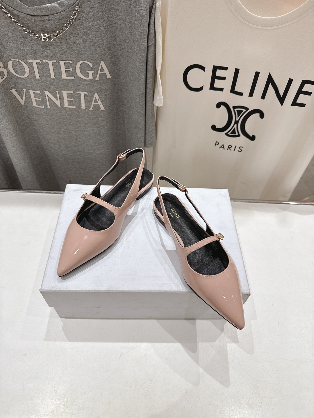 高版本出厂
 「CELINE」赛琳25ss·早春最美⚜️尖头平底鞋玛丽珍小凉鞋～
思琳标志性的五金扣高级
