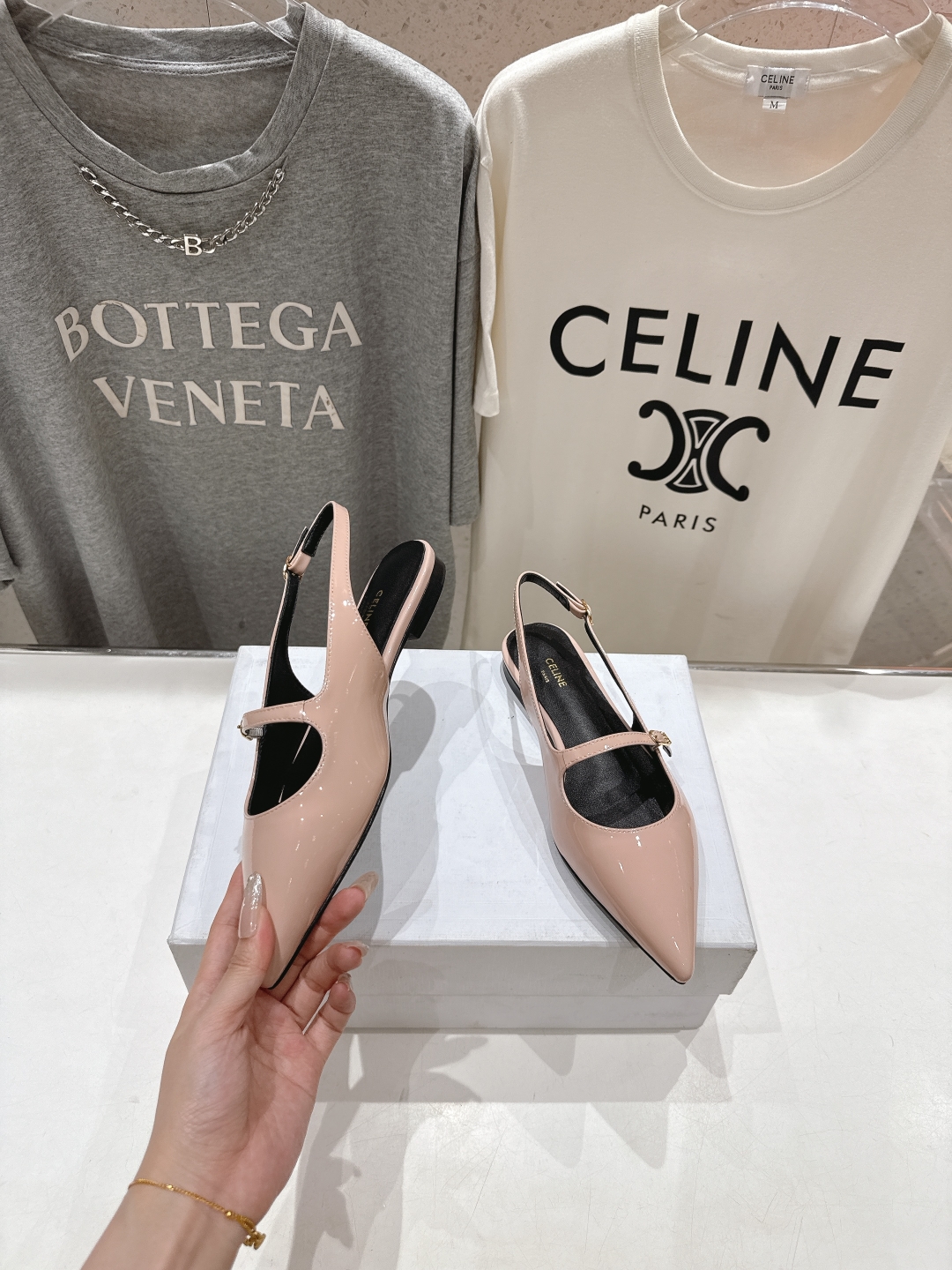 高版本出厂
 「CELINE」赛琳25ss·早春最美⚜️尖头平底鞋玛丽珍小凉鞋～
思琳标志性的五金扣高级